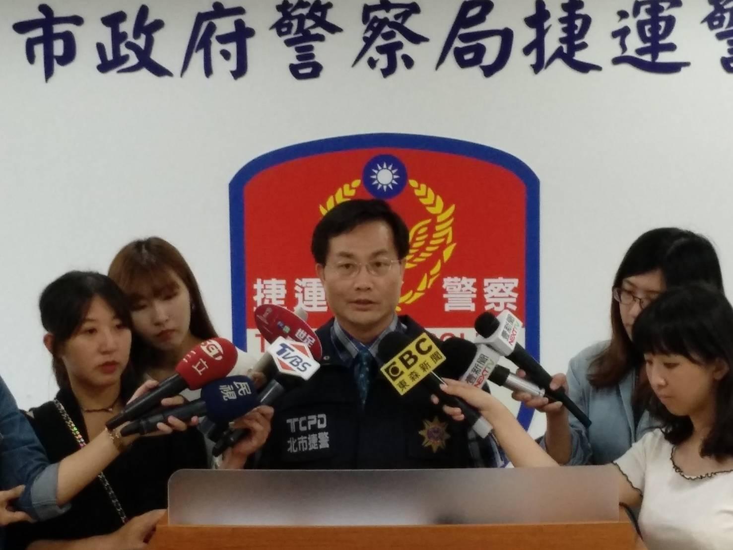  臺北市警局捷運警察隊刑事組組長葉錦洲表示，夏季為偷拍、性騷案高峰期，迄今共查獲移送3件偷拍、性騷案。（翻攝畫面）