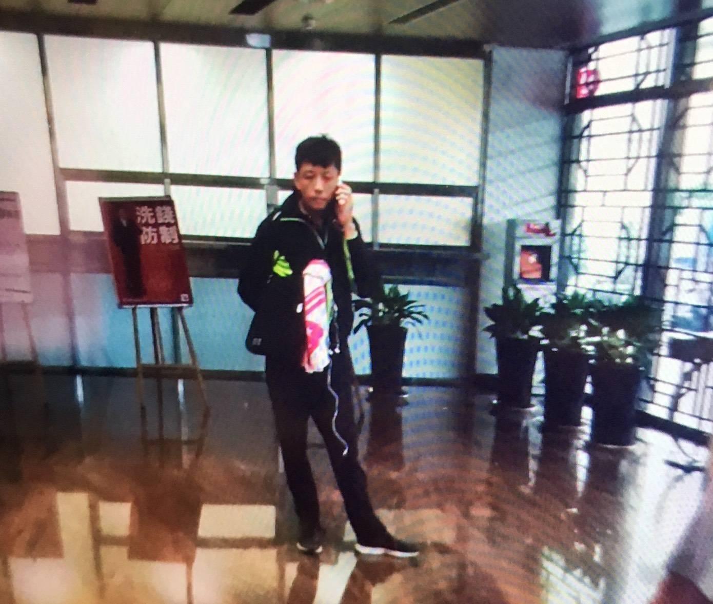 有男子到法務部門口大罵司法改革不彰，並縱火被逮。（翻攝畫面）