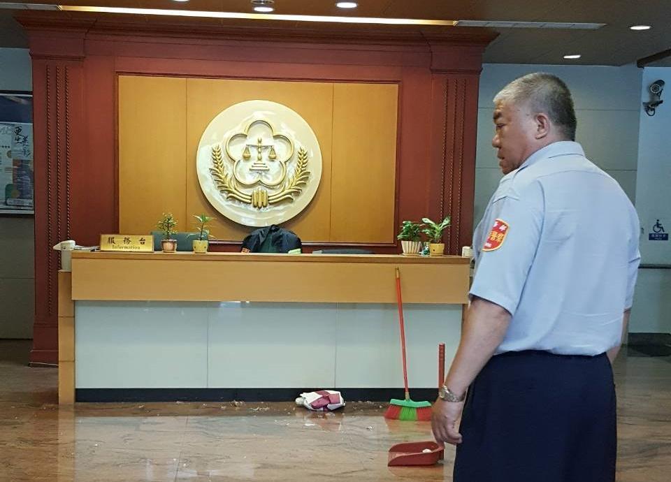 案發後，現場仍瀰漫濃濃汽油味，地上也有碎玻璃。（翻攝畫面）