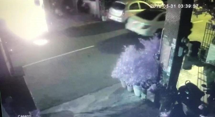 監視器拍到簡男今天凌晨開車到小舅子的租屋處潑汽油縱火後駕車離開，騎樓瞬間陷入火海。（警方提供）