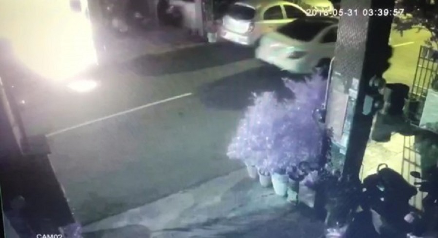 監視器拍到簡男今天凌晨開車到小舅子的租屋處潑汽油縱火後駕車離開，騎樓瞬間陷入火海。（警方提供）