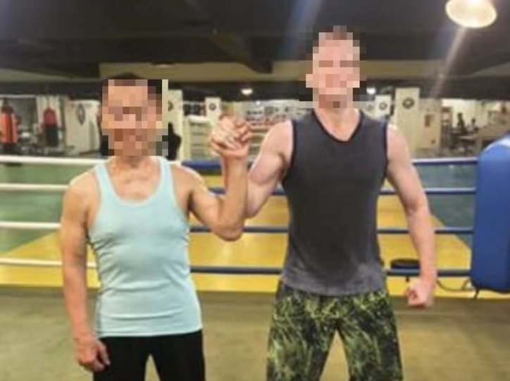 具搏擊背景的美籍「幼教毒師」凱爾（右）讓警方不敢大意，派出具武術背景的教官加入圍捕。（警方提供）