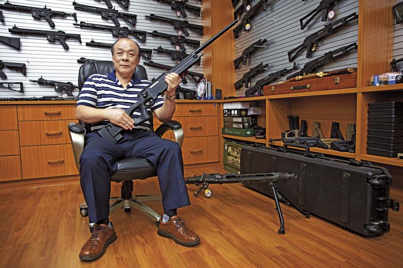 玩具槍王廖英熙被控違反《槍砲罪》遭起訴，二審獲判無罪。