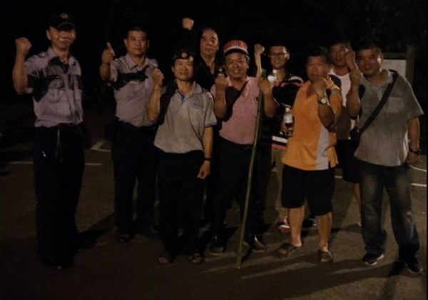 新竹縣鳳岡派出所警方與協勤民力搶救鄭姓老翁,成功完成救人任務。(消防局提供)