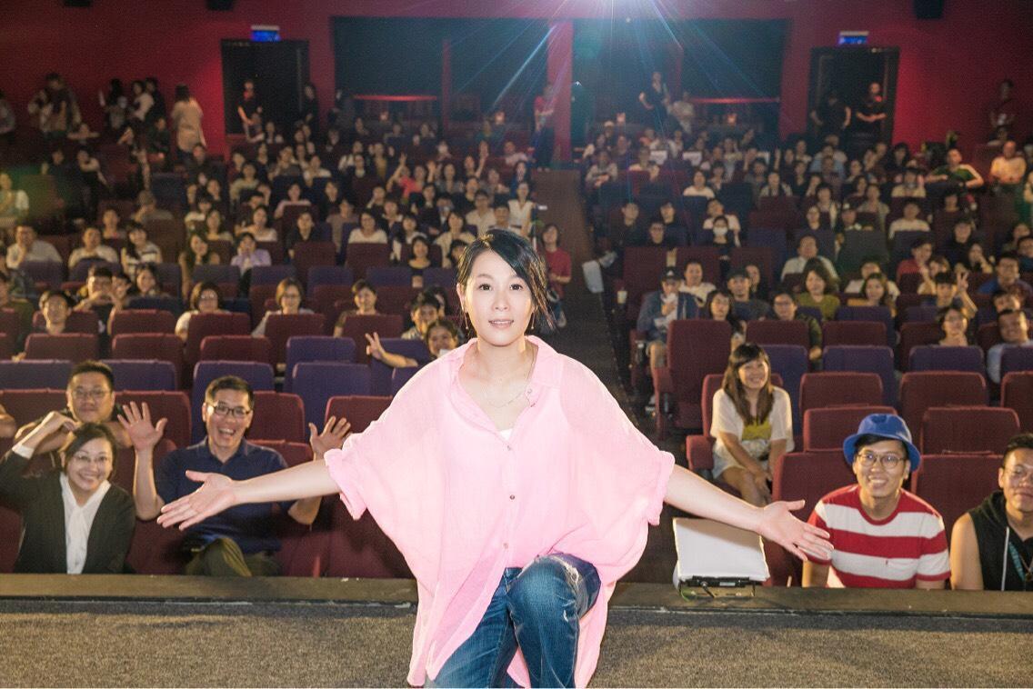 《後來的我們》導演劉若英出席電影映後，與現場觀眾合影。（Netflix提供）