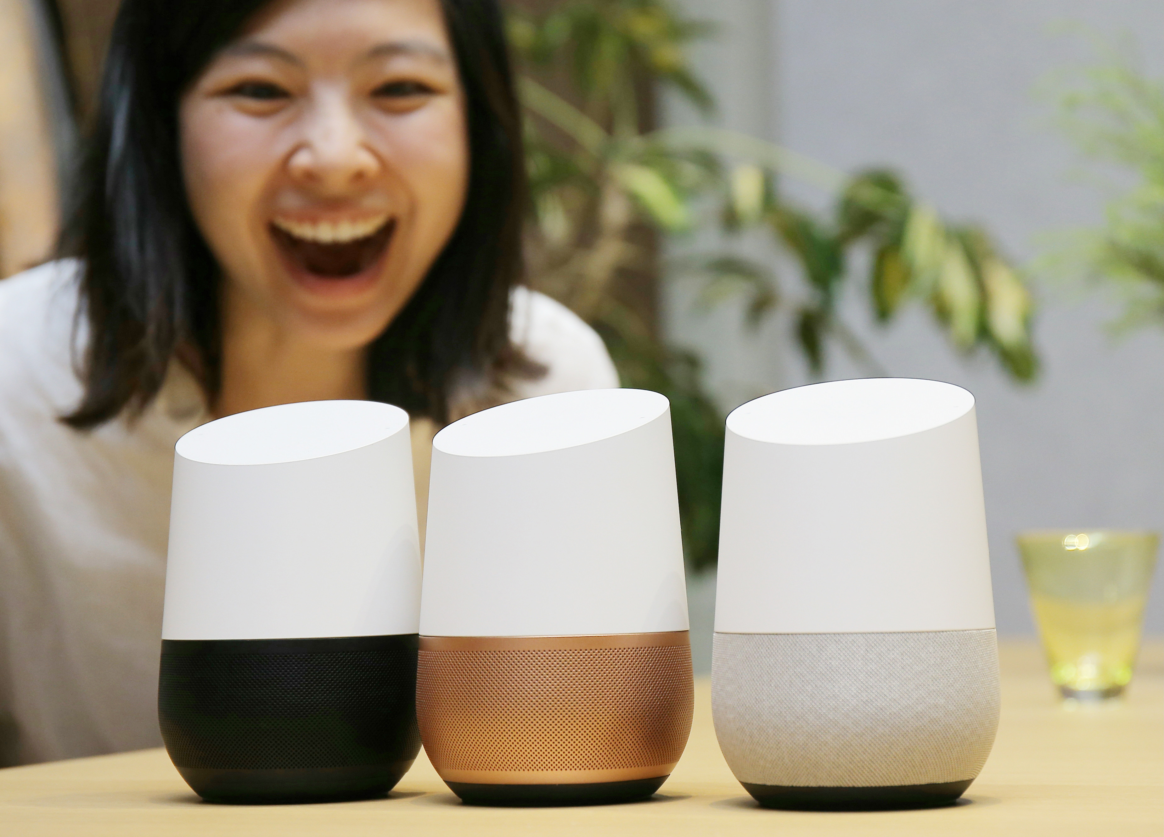 2017年10月5日，谷歌在日本東京展出最新型家庭人工智慧服務Google Home。AI造福人類或或還人類，是否就在科技巨頭們的一念之間？（東方IC）
