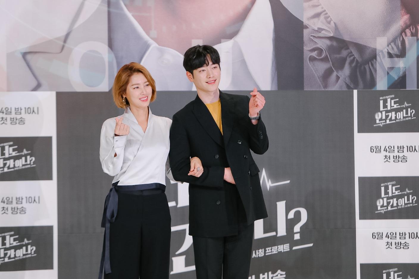 與徐康俊（右）合作新戲《你也是人類嗎》，凍齡美女金成鈴坦言曾數度心動。（KKTV提供）