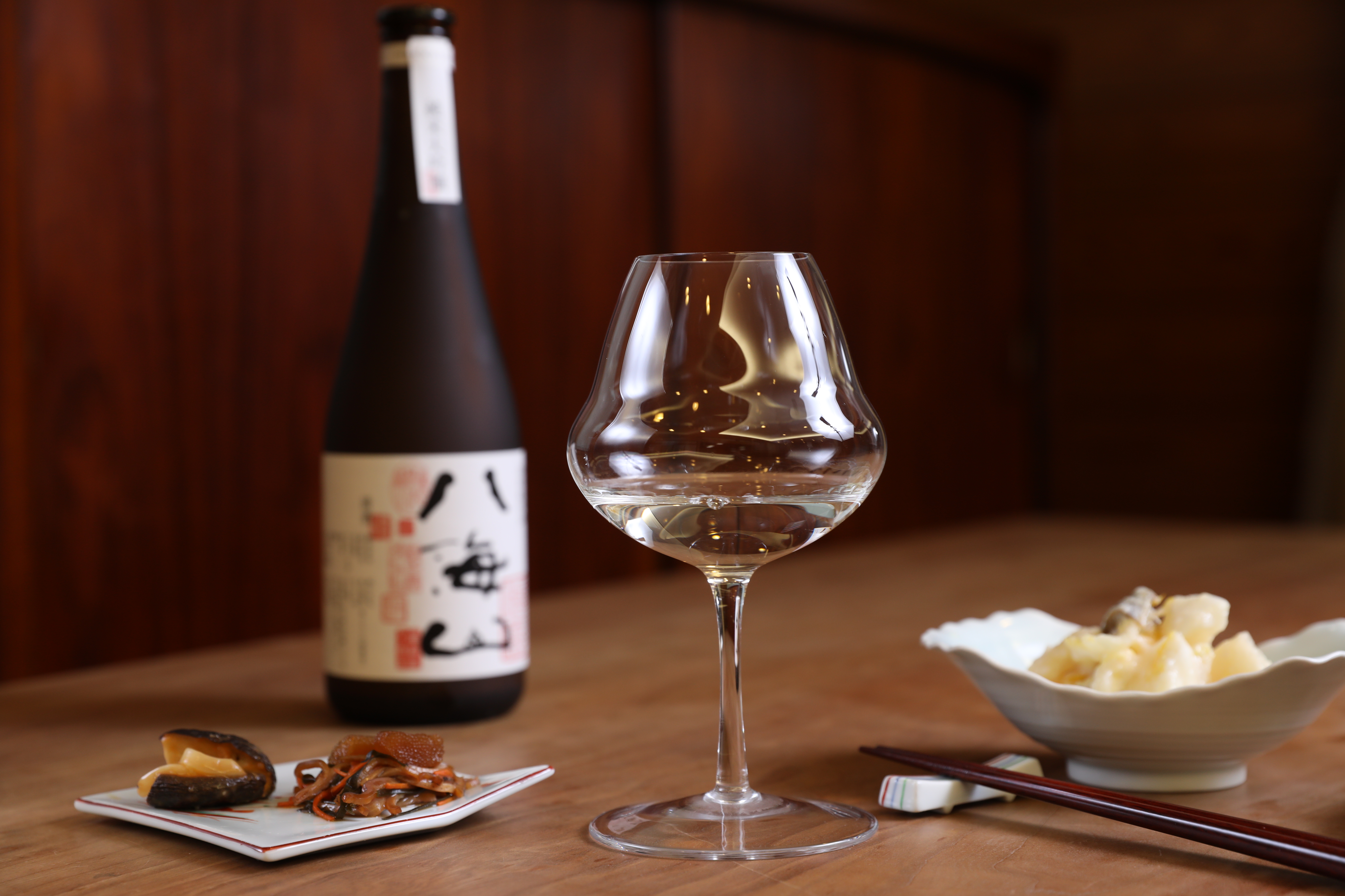 「八海山 純米大吟釀 浩和藏仕込」集結頂尖藏人心血，為了凸顯其纖細風味，八海山更與法國名廠純手工打造專屬杯「SAKEMUST」。（4,800 元／瓶）