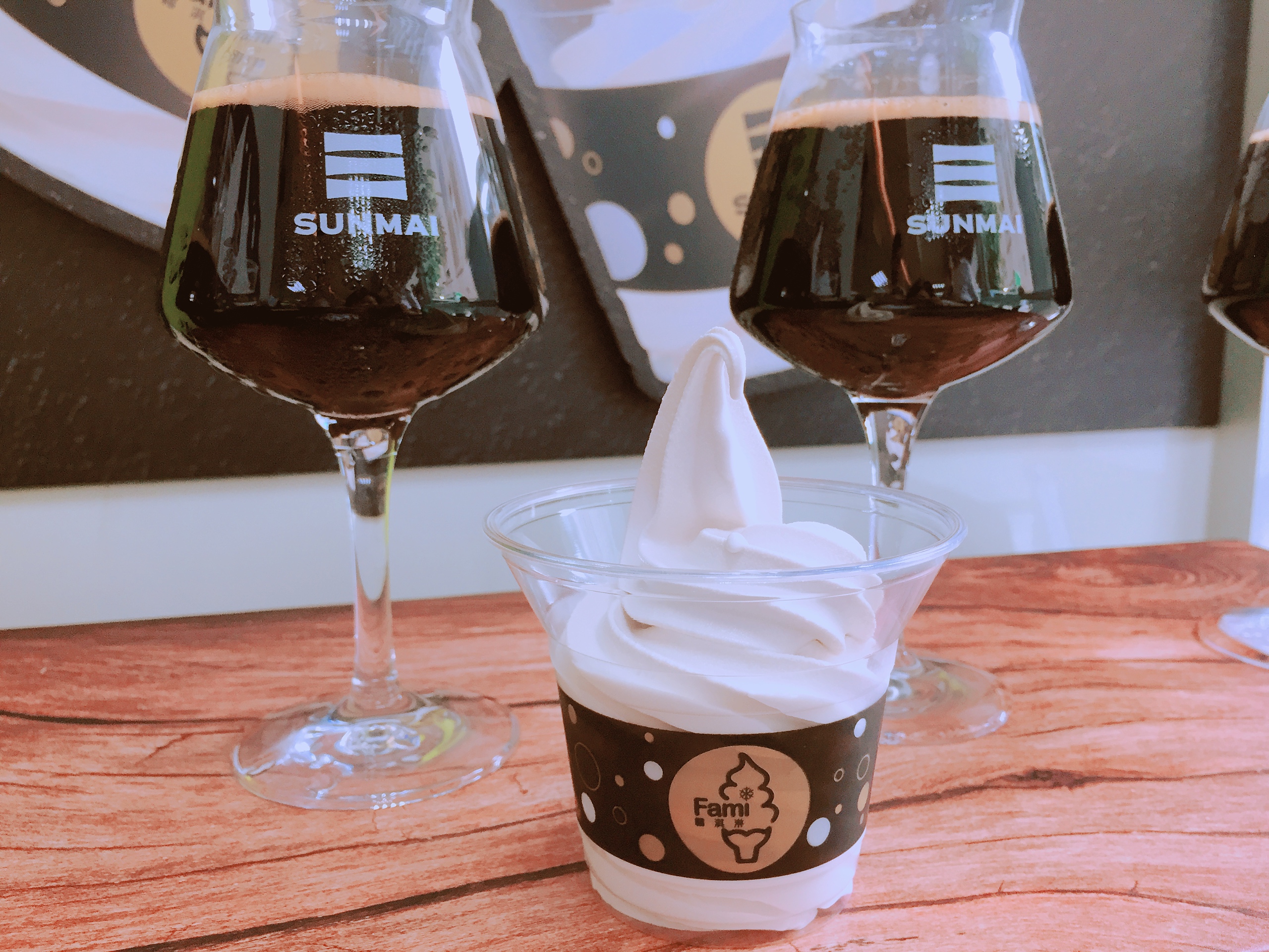 「全家」便利商店和「SUNMAI 金色三麥」合作推出「司陶特啤酒霜淇淋」，酒味突出，奶香濃郁。（35元／杯）