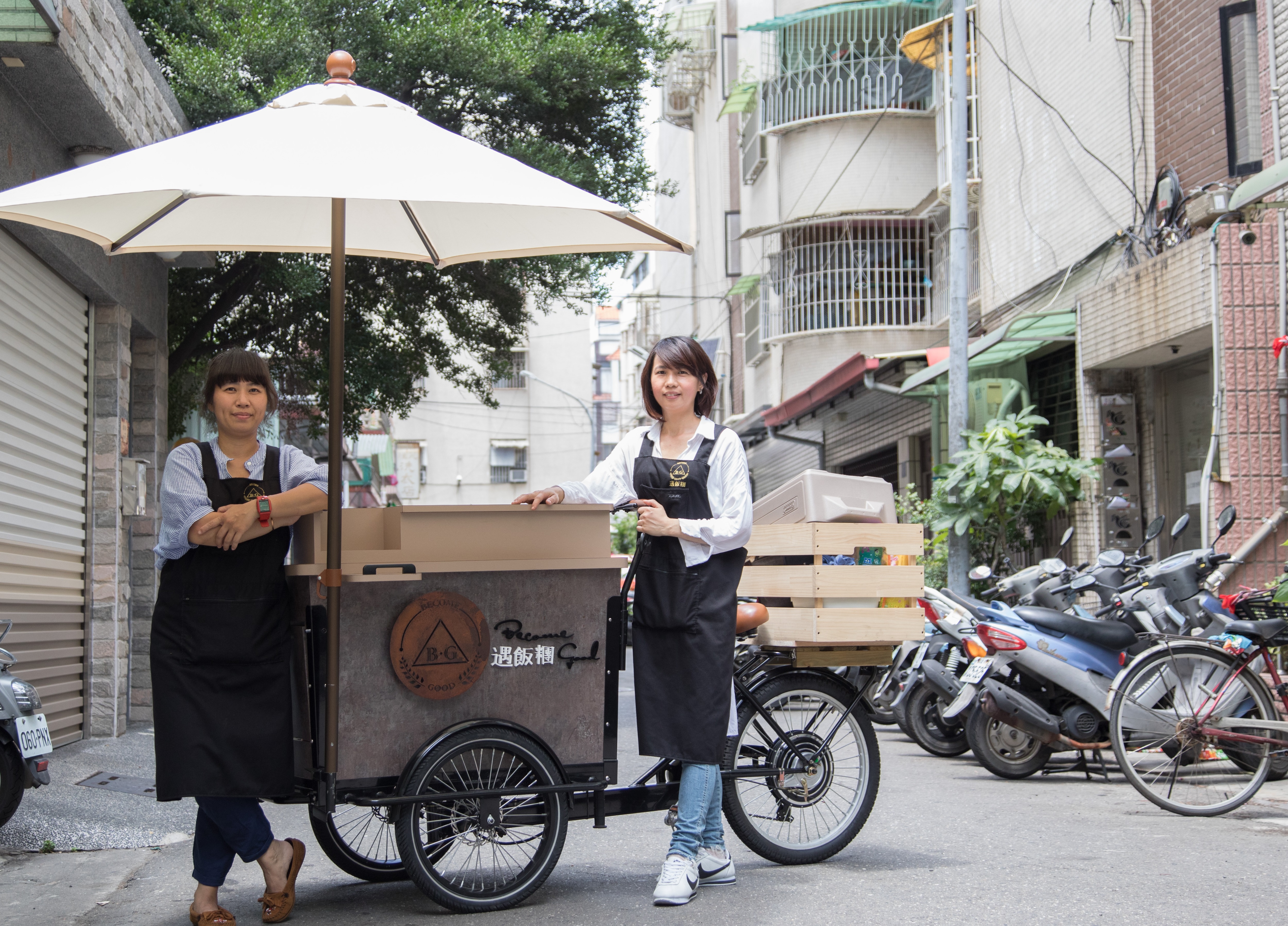 「BG遇飯糰」徐于婷和妹妹蘇凱庭，有時輪流騎著餐車參與高雄大小市集活動。