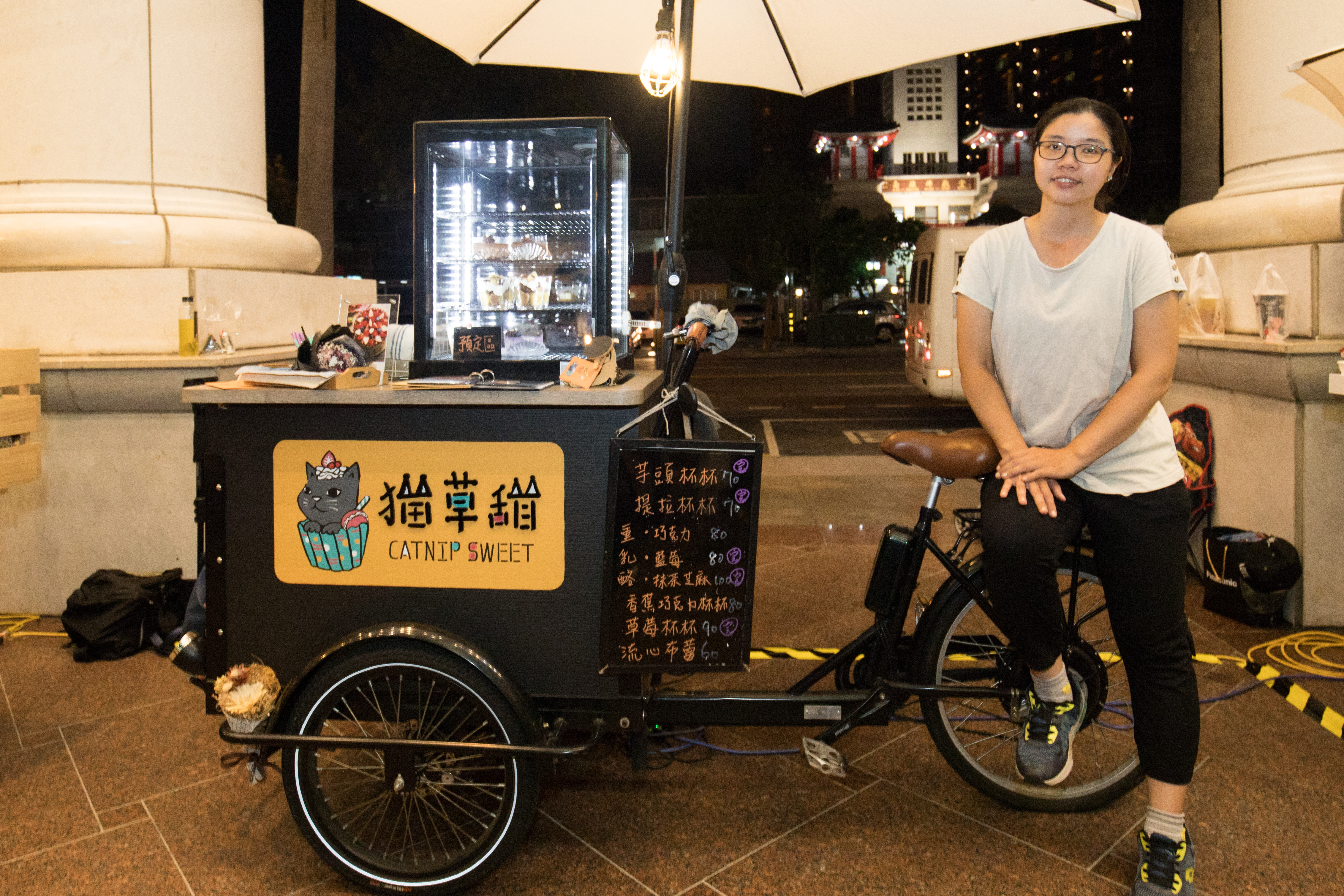 外表看似大學生的Una與她的「貓草甜」餐車。