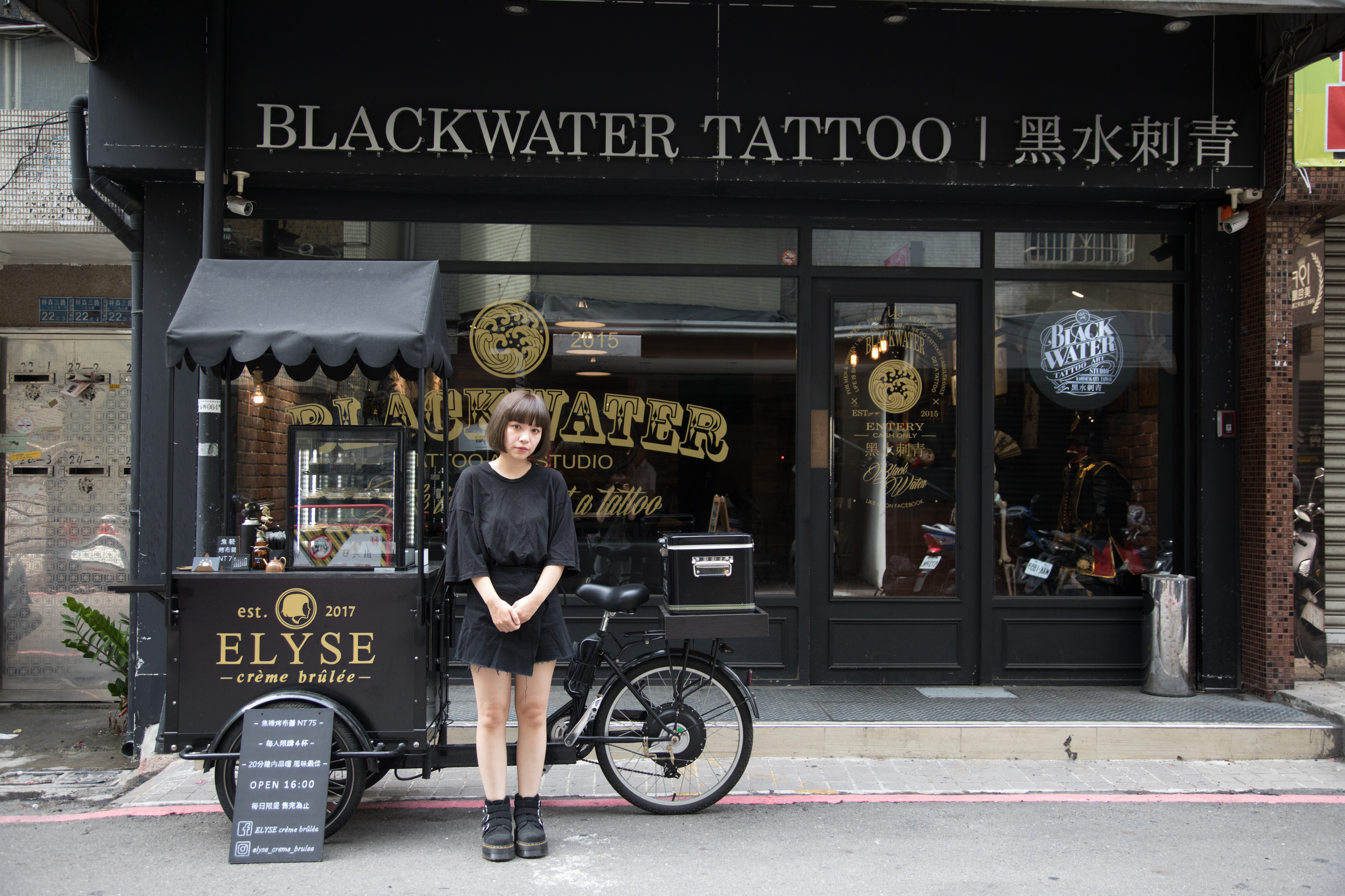 黑色系「ELYSE crème brûlée」餐車平日出車就停放在男友刺青店前。
