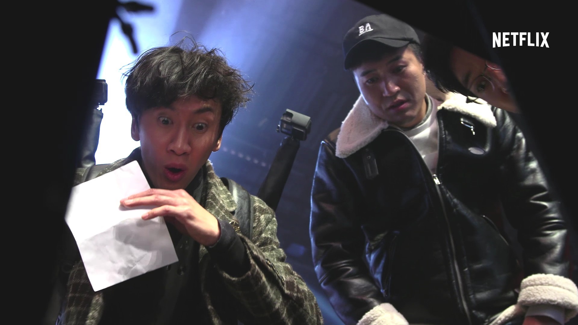李光洙(左)、金鐘旼在《BUSTED!明星來解謎》中,發揮搞笑、小聰明本色,製造不少令人捧腹的趣味。(Netflix提供)