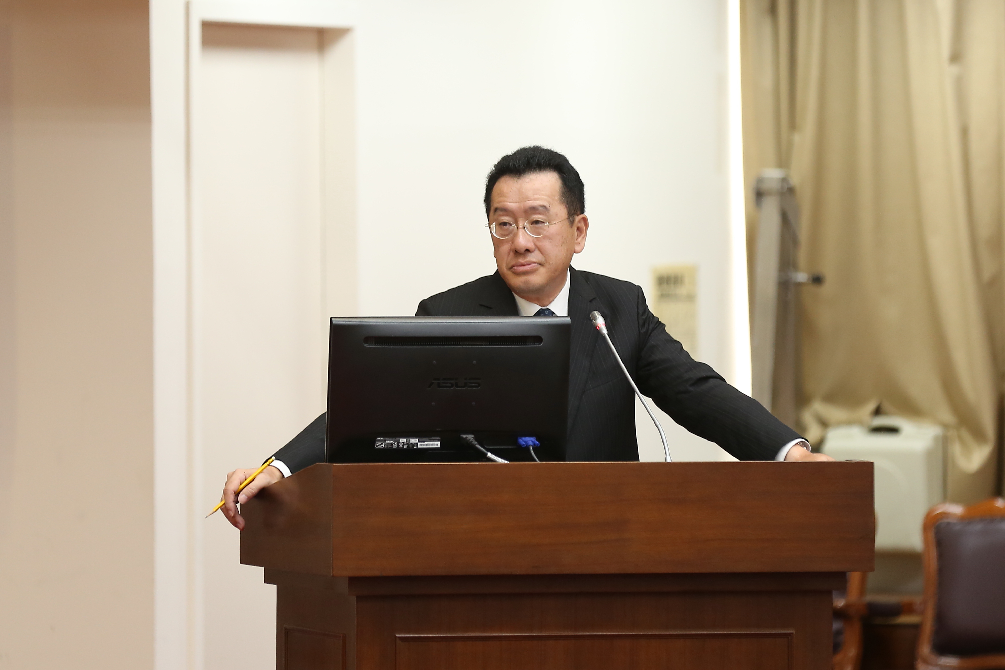 顧立雄遭控指示地震保險基金不得對美商怡安追償事件，曾任怡安經紀人公司的訴訟代理人的他，恐已嚴重涉及利益衝突問題。