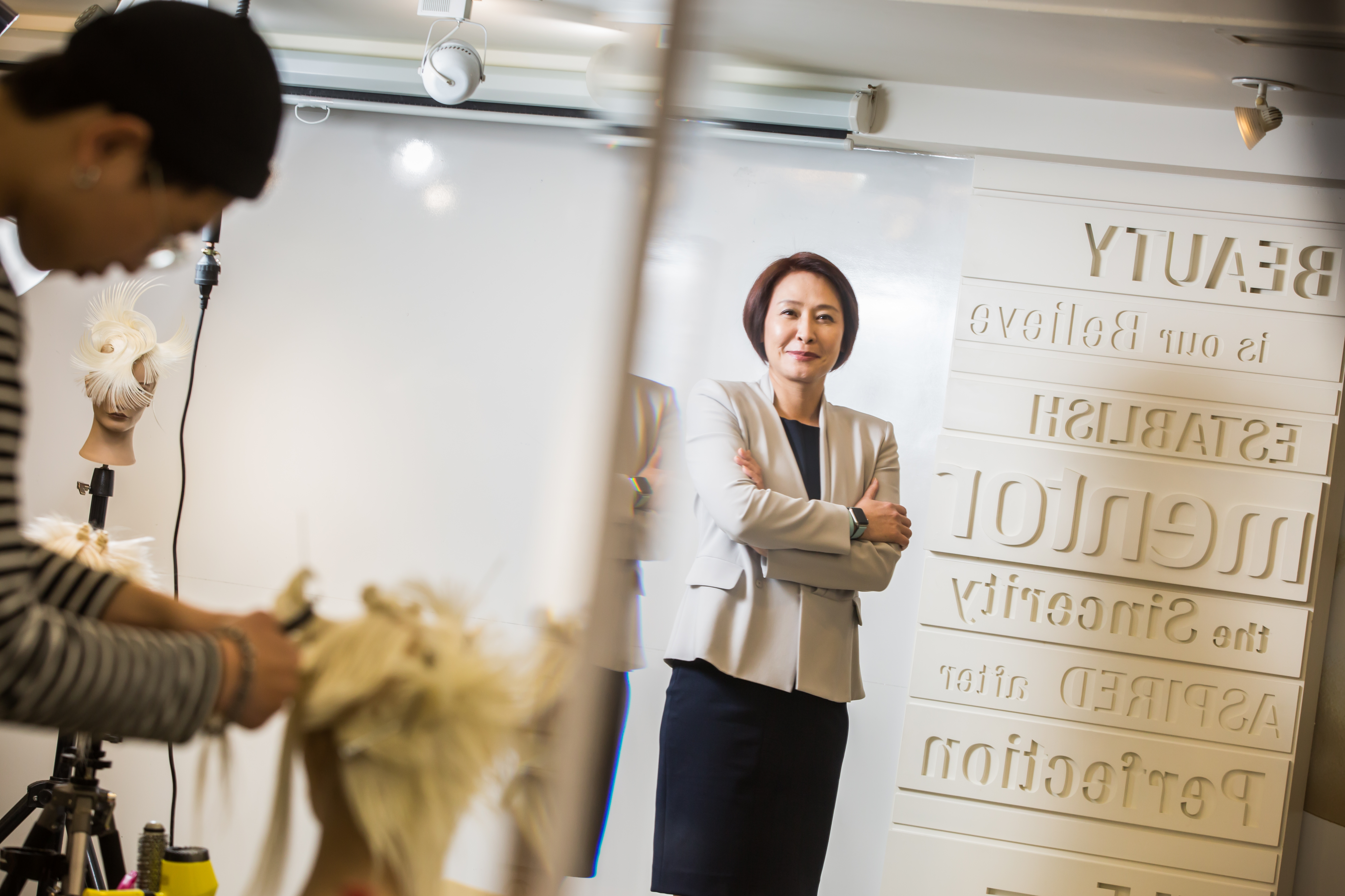 賴淑芬27歲進入曼都，從擔任創辦人父親的司機兼祕書做起，帶領集團從單一品牌擴張成多品牌，海內外共有460家門市，穩居國內美髮產業龍頭。