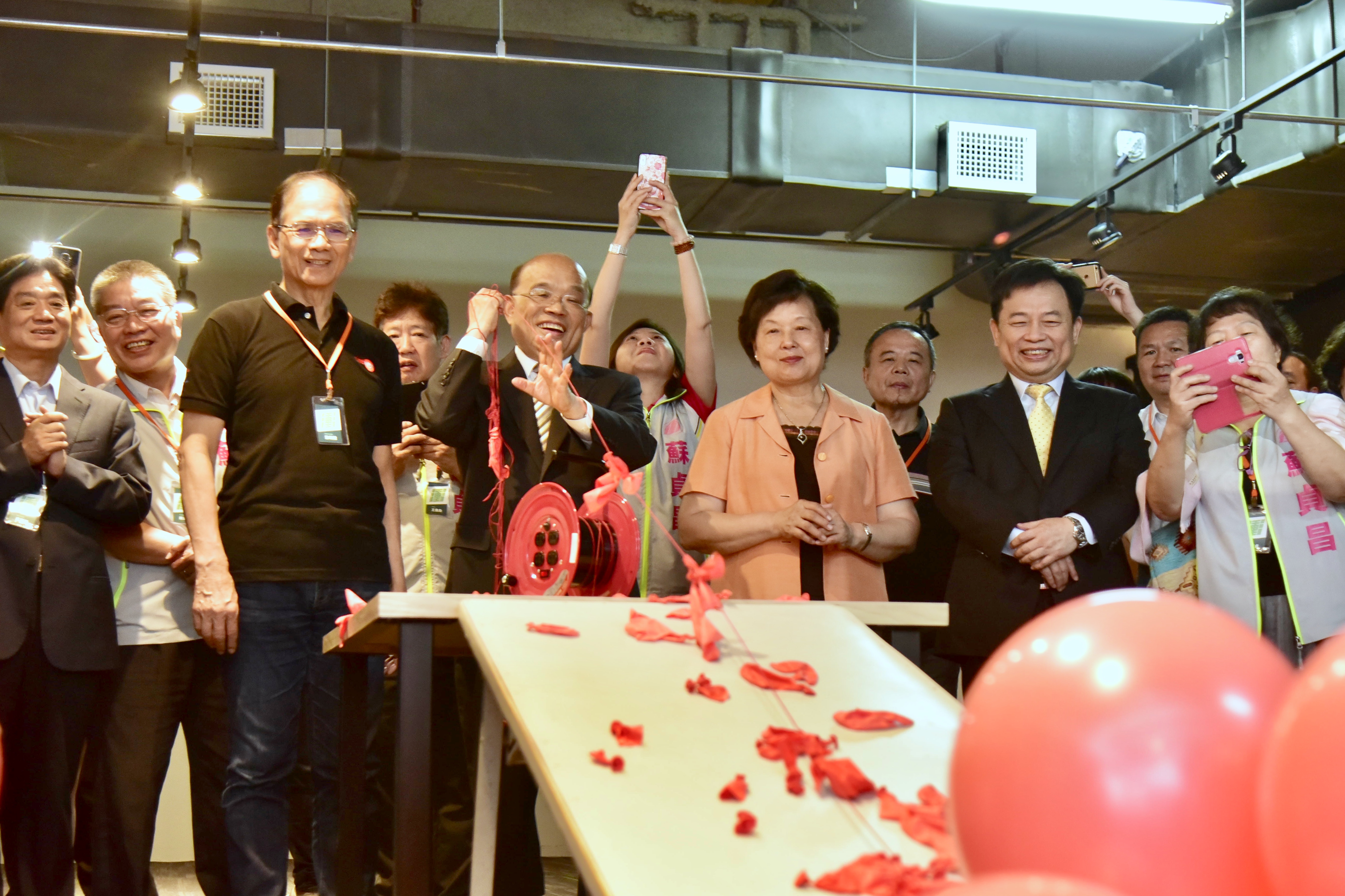 民進黨新北市長參選人蘇貞昌今成立競選辦公室，前行政院長游錫堃也到場為蘇加油。（蘇貞昌辦公室提供）