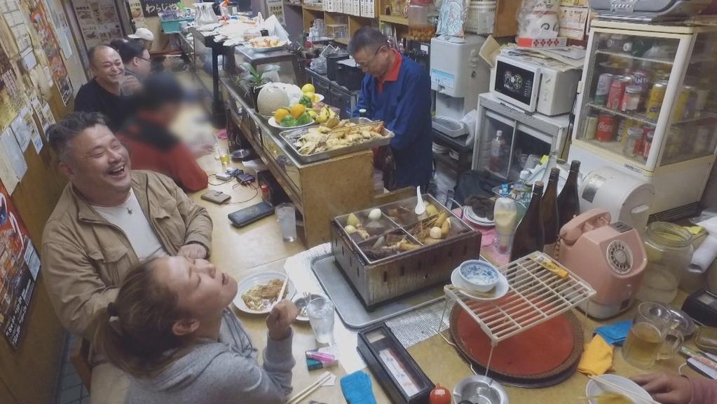 大阪西成區的「わらじや」24小時食堂，為獨居老人提供便宜又營養的料理。（翻攝NHK網站）