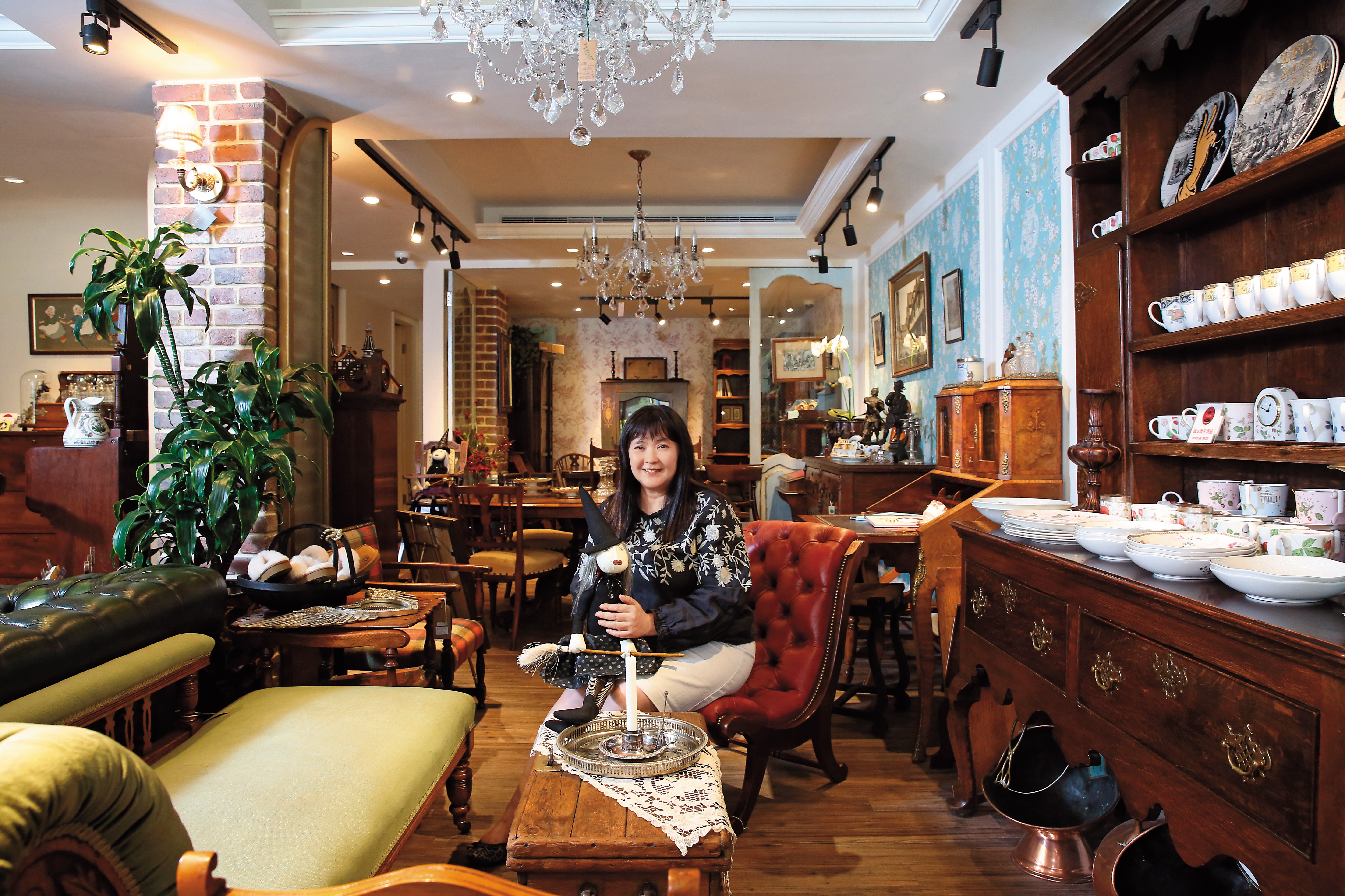 女巫藏寶西洋古董家具老闆張曉雯，寧可放棄人人稱羨的月退俸，也要一圓自己的古董夢。