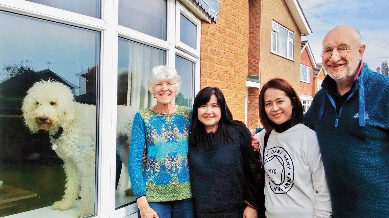 好友的英國公公Paul （右）、婆婆Carol（左），是促成張曉雯（左2）與Vicky（右2）合夥開店的推手。（張曉雯提供）