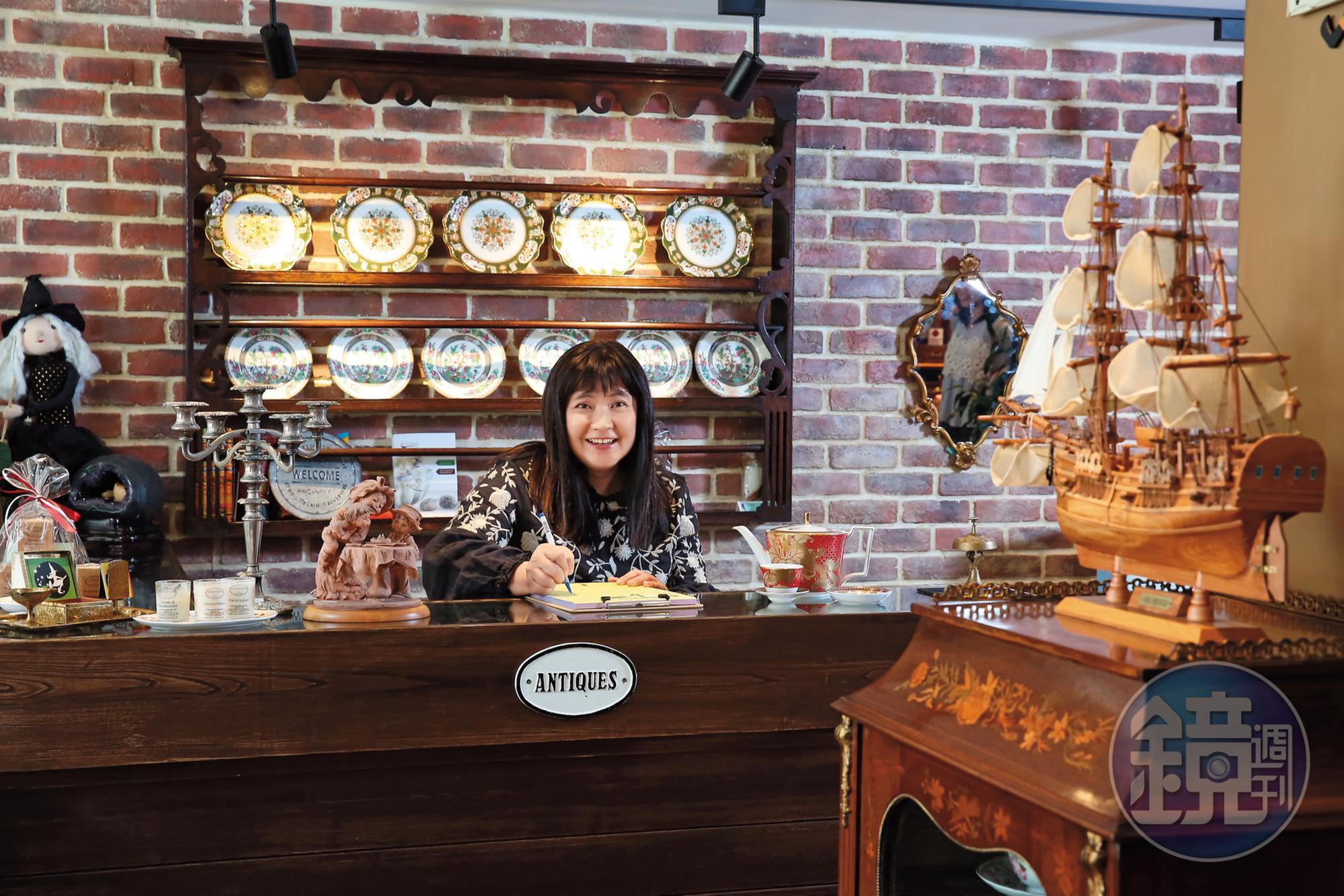 由於合夥人就是阿榮片廠老闆娘，店內外裝潢都是阿榮片廠工班協力完成，連木製家具維修也一手包辦。