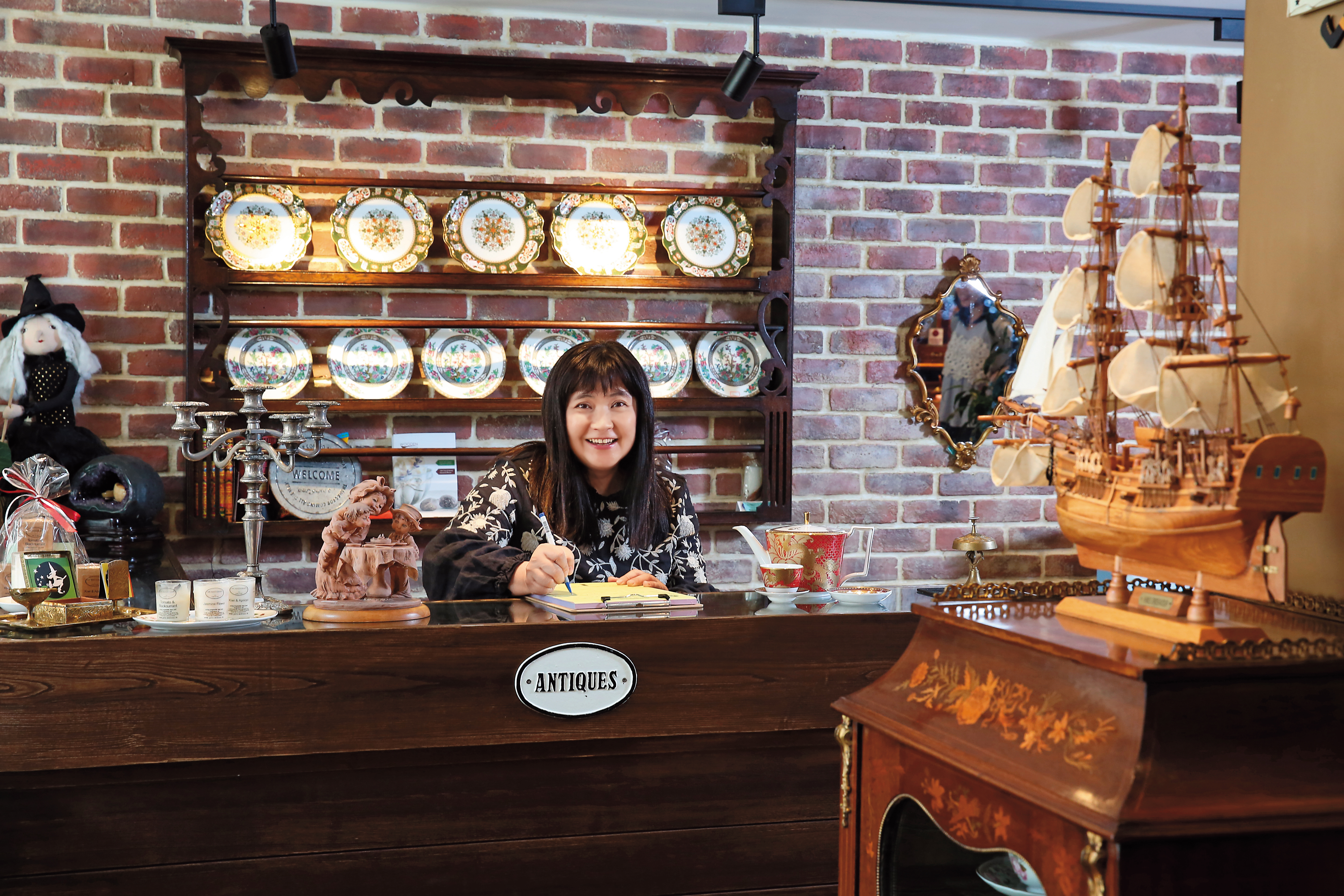 由於合夥人就是阿榮片廠老闆娘，店內外裝潢都是阿榮片廠工班協力完成，連木製家具維修也一手包辦。
