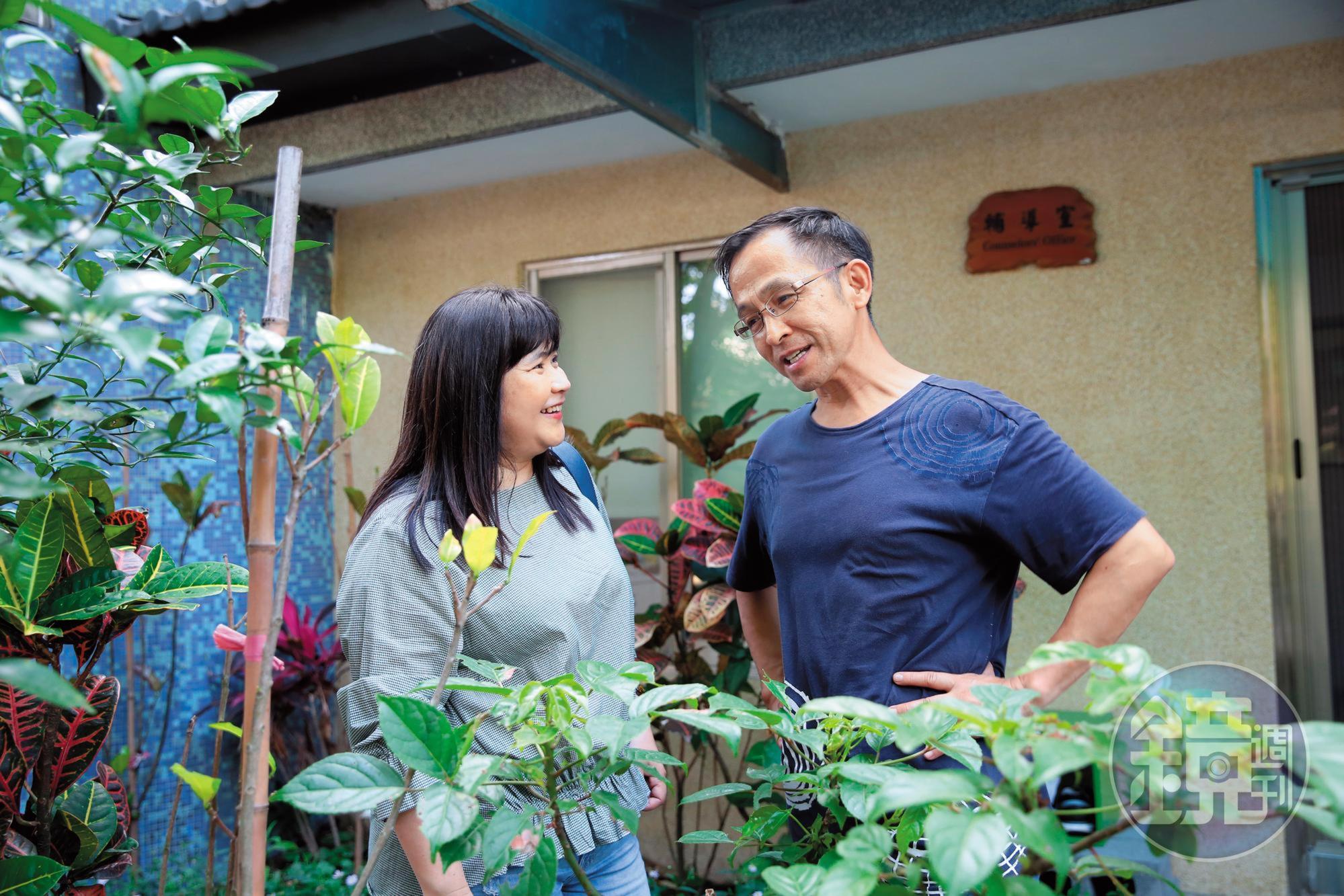 張曉雯（左）空閒時回任教25年的湖山國小看同事張更海（右），他們同時期進入學校。