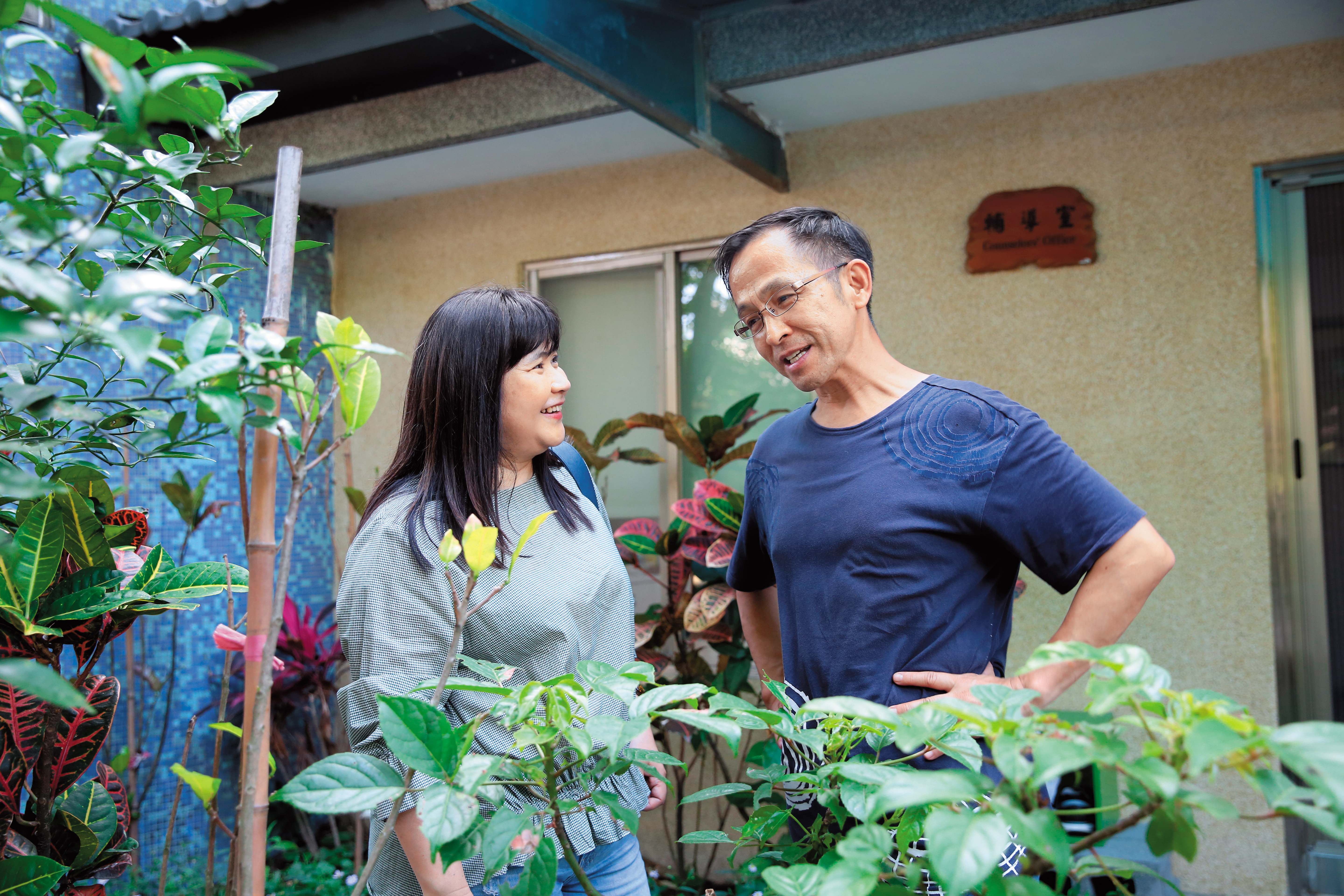 張曉雯（左）空閒時回任教25年的湖山國小看同事張更海（右），他們同時期進入學校。