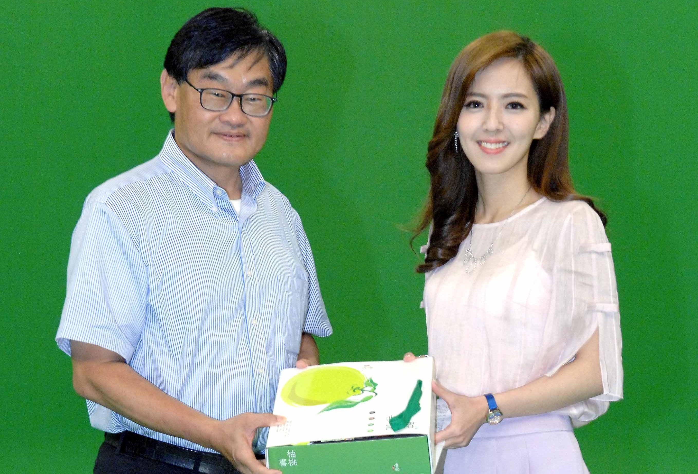 華視總經理探主播房業涵的班，為她加油打氣。（華視提供）