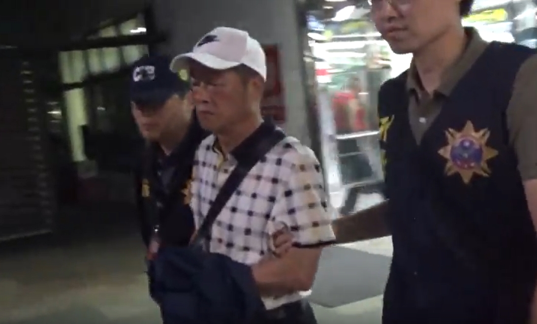 刑事局赴金門逮捕主嫌之一的江嫌。（刑事局提供）
