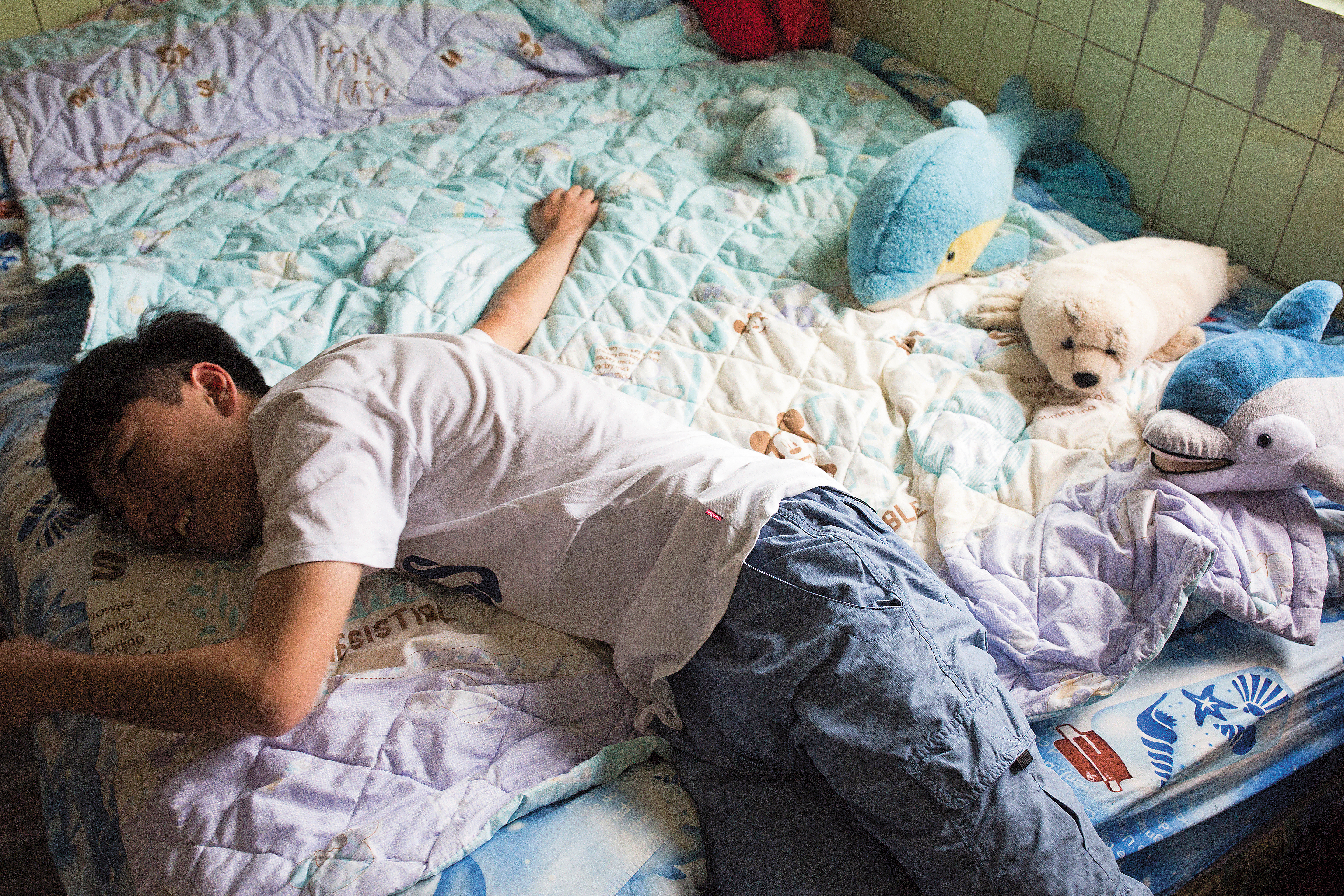 周天觀的床上裝飾著玩偶，流露出童心的一面。