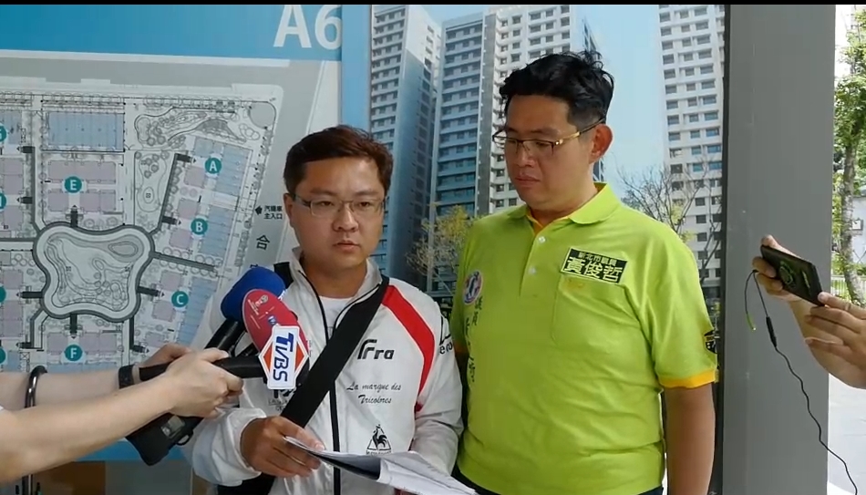 新北市議員黃俊哲接受民眾陳情合宜宅亂象。（翻攝畫面）