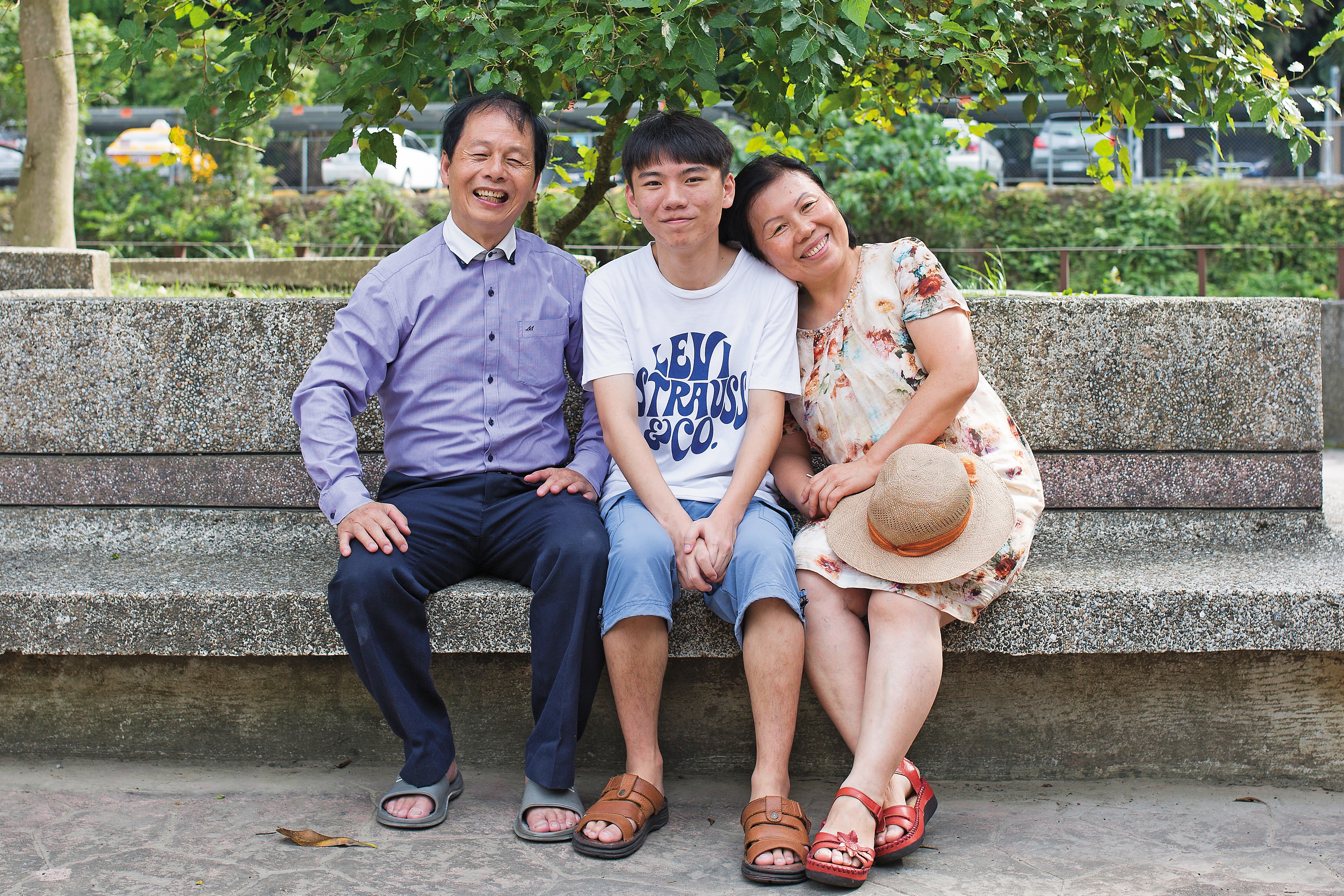 父親周進華（左）與母親郭盈蘭（右）創辦周大觀文教基金會，常帶著周天觀（中）參與各種慈善活動。