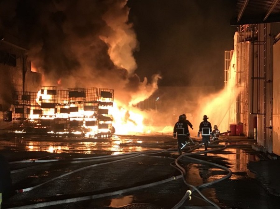 彰化驚傳塑膠工廠爆炸，大火延燒8小時，500坪廠房陷入火海，消防員全力灌救。（消防局提供）