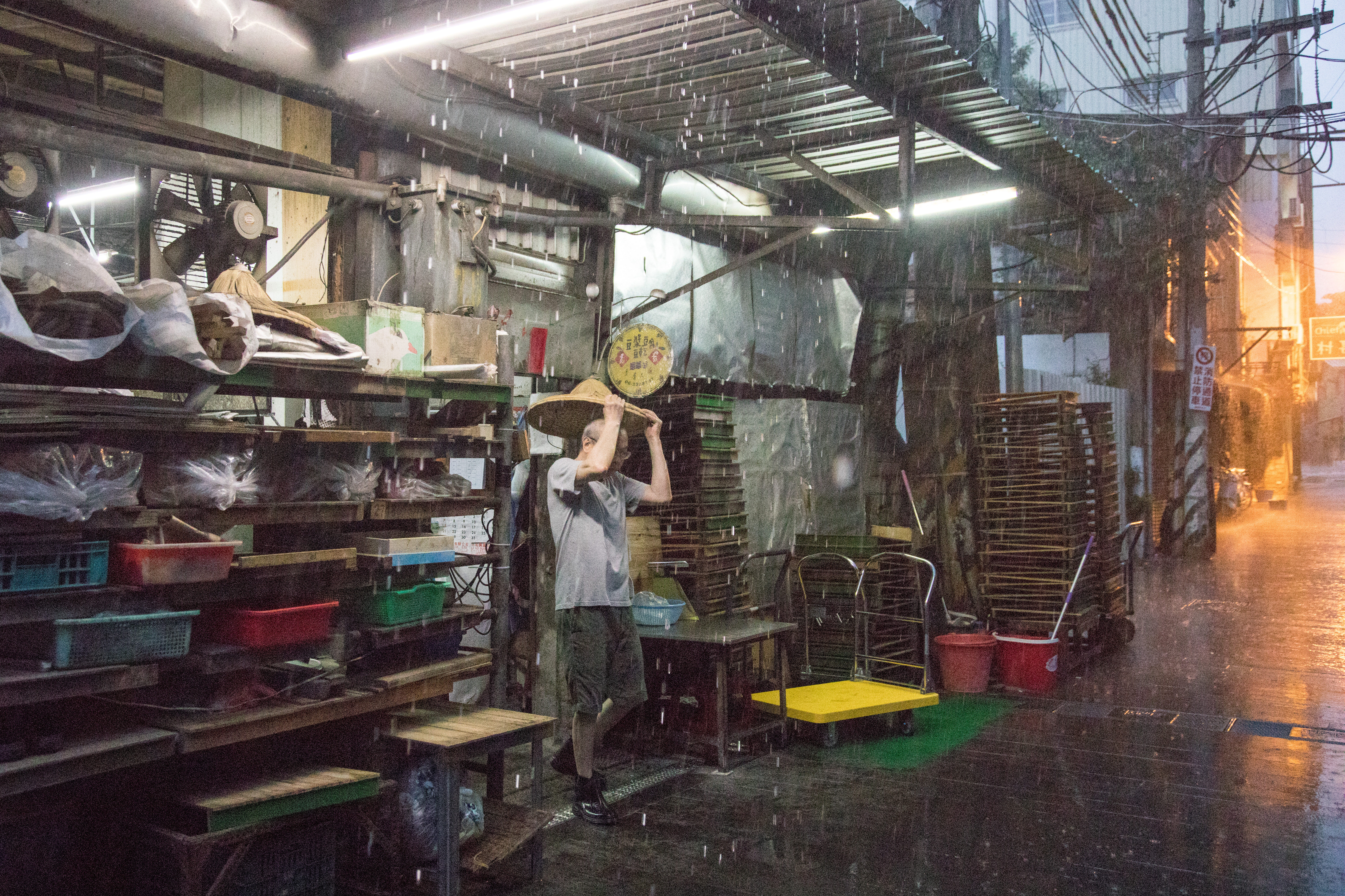 細雨滴答，「義發豆腐」一如往常製作豆腐，手作熱情未曾被澆熄。