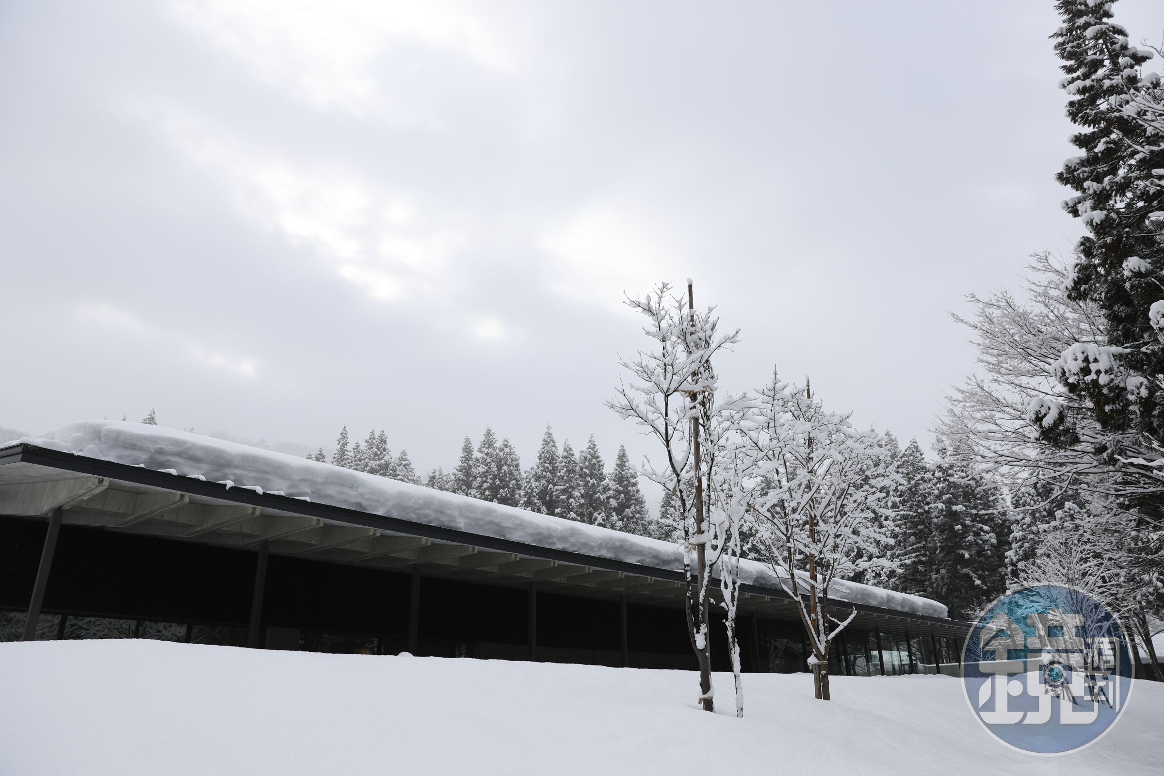 八海山利用魚沼地區的冬季豪雪，蓋了完全不需空調的雪室建築。