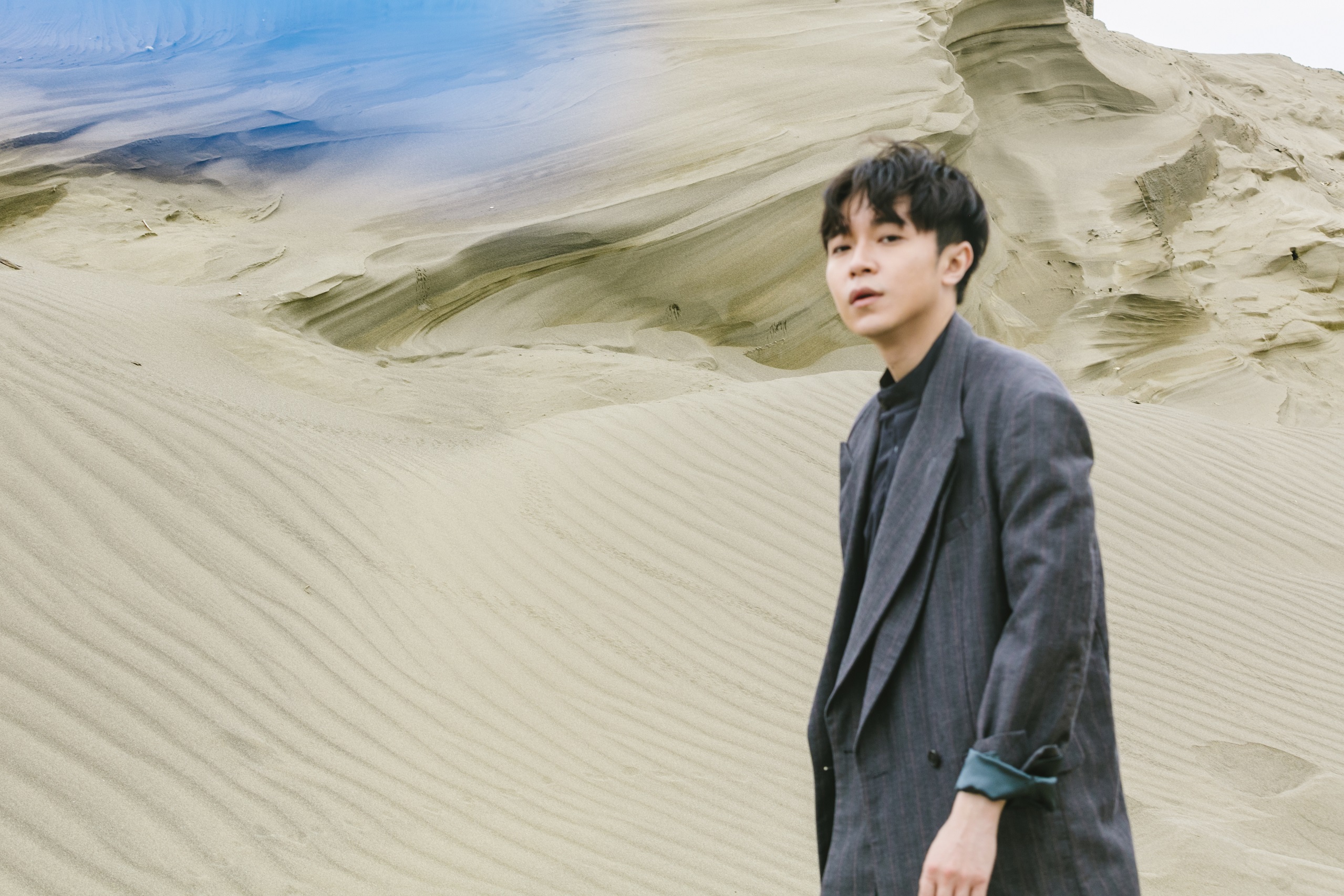 首次與比爾賈導演合作MV，吳青峰難得流露出超MAN眼神，連自己都稱讚演技不錯。（大房小山音樂提供）