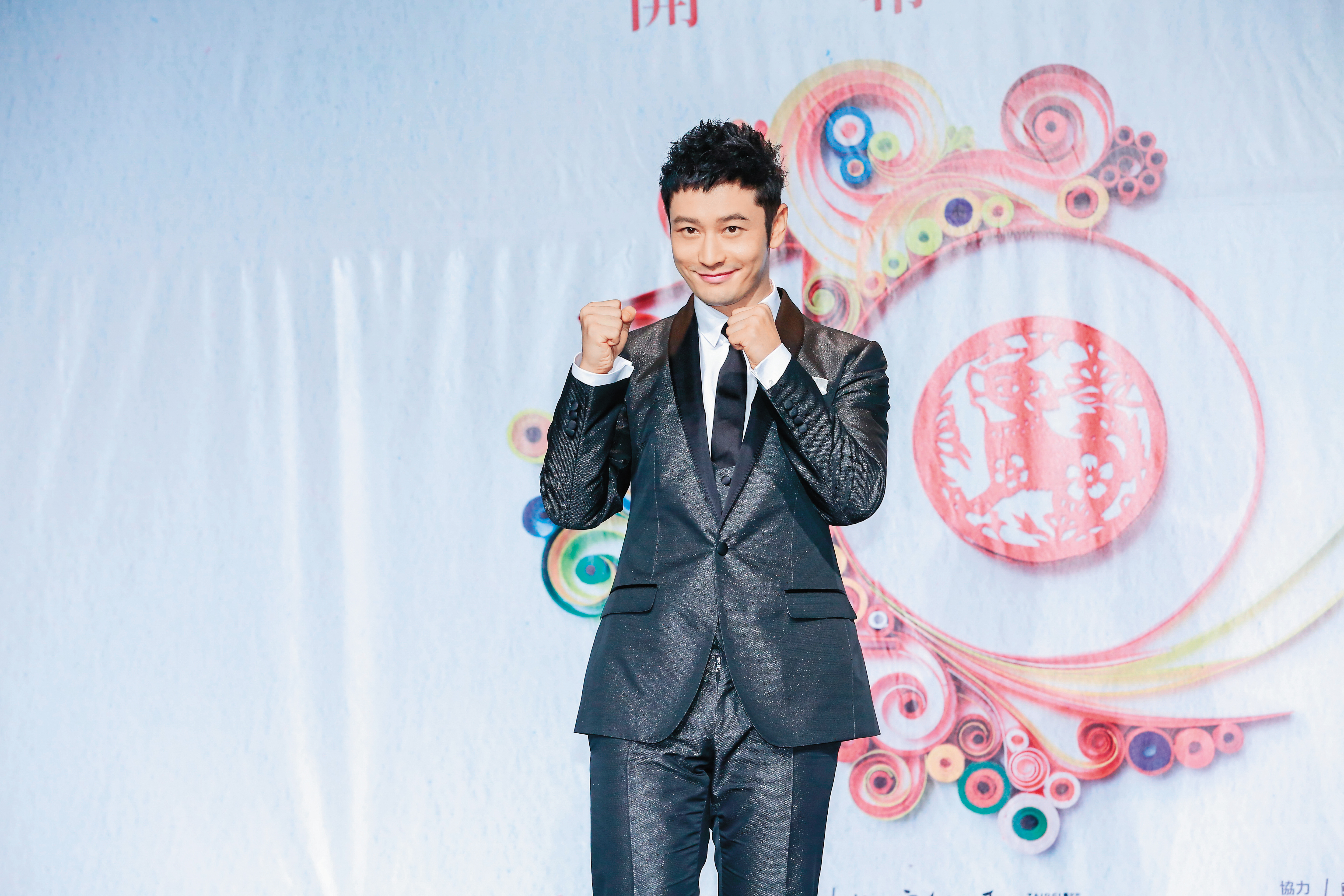 外表帥氣、個性有點傻氣的黃曉明，為第十屆兩岸電影展開幕片《無問西東》來台，到了男人40階段，黃曉明覺得最重要是身邊真正愛你的人。