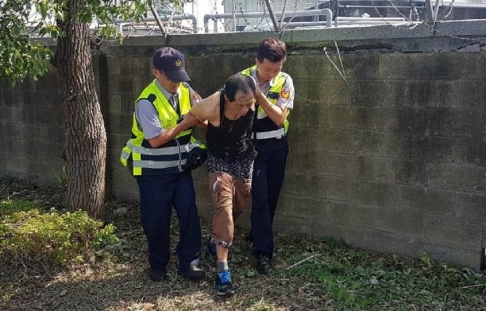 黃男最後撞擊路旁其他3輛小客車,插翅難飛落網。(警方提供)
