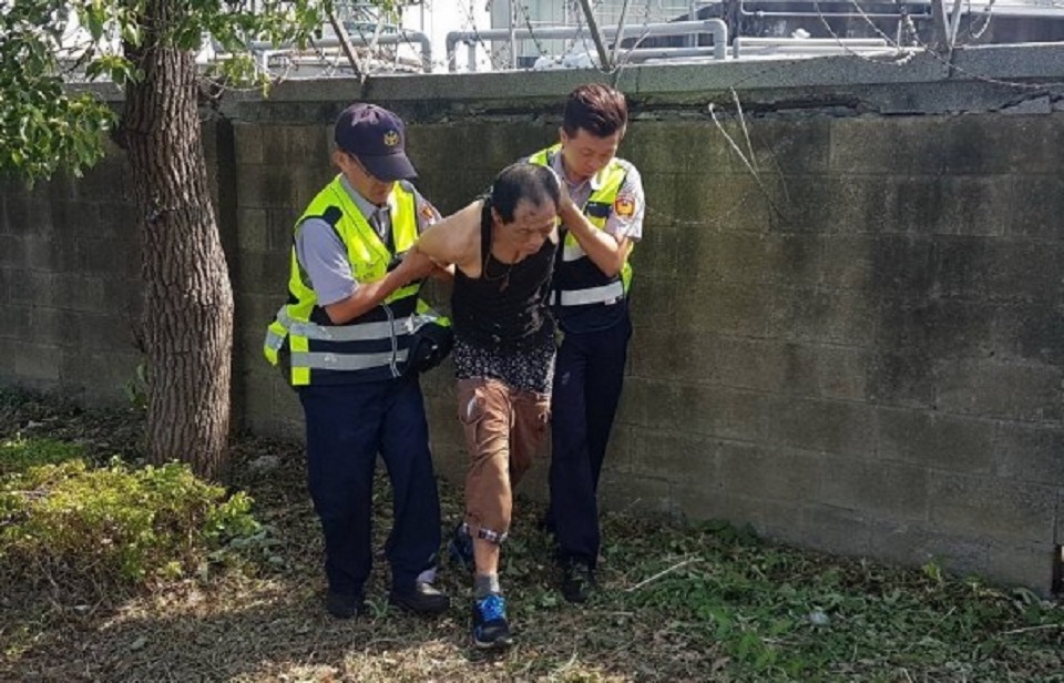 黃男最後撞擊路旁其他3輛小客車，插翅難飛落網。（警方提供）