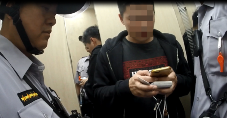 陳男被盤查、卻一直打手機傳簡訊、員警察覺他正在通風報信、機警查獲通緝犯。（警方提供）