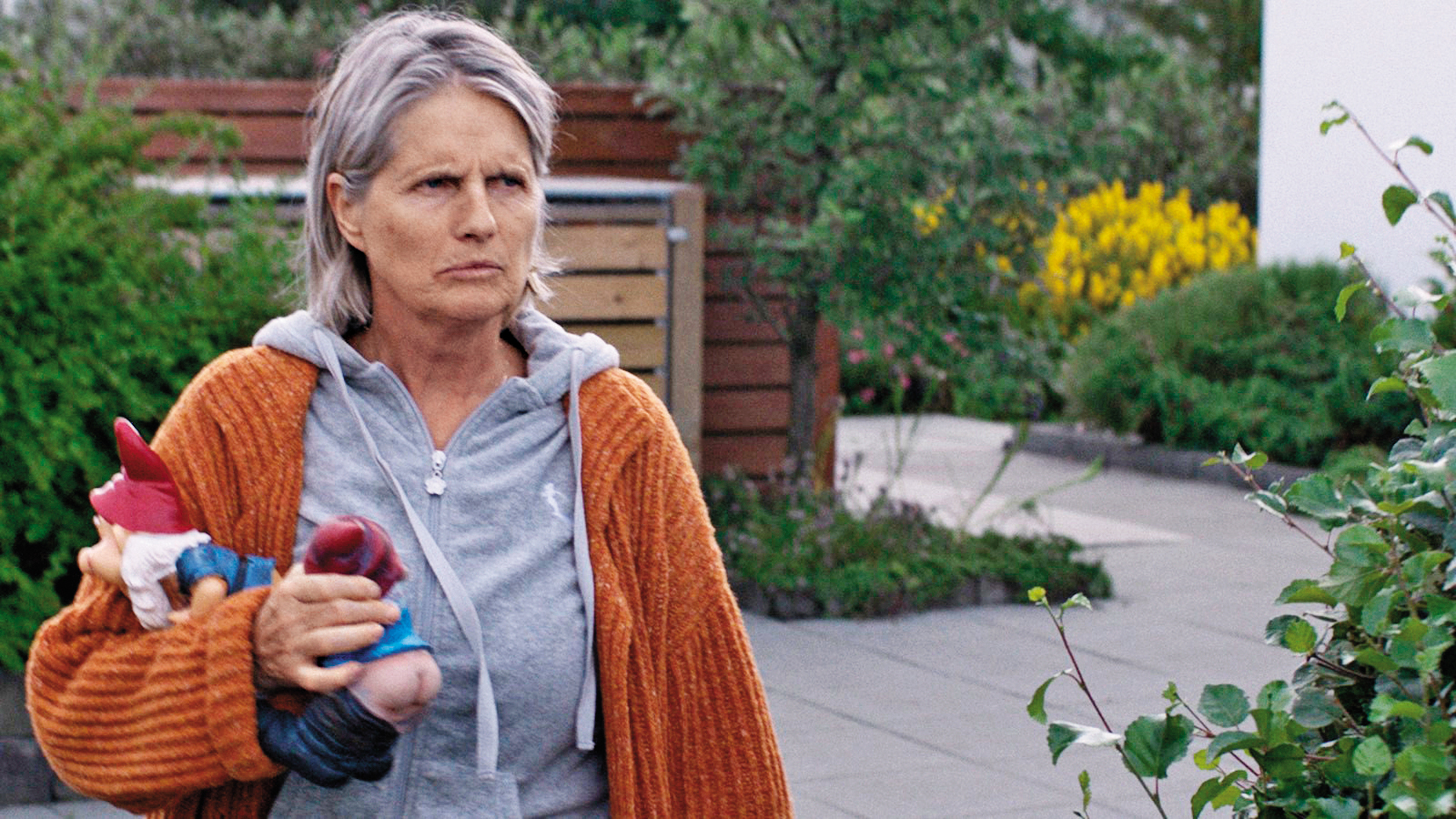 一對老夫妻與鄰居為一棵大樹起了爭執，兩個家庭對峙愈演愈烈，從電影裡可看見偏狹、冷酷及人際的脆弱。（網路圖片）