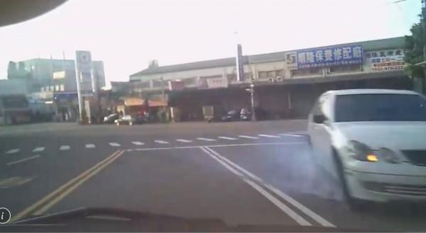 陳男一個大轉彎差點迎面撞上另輛自小客車。（警方提供）
