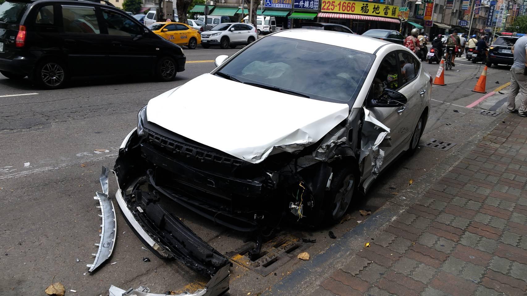 白色轎車無預警逆向撞車，造成5車5人受傷。（警方提供）