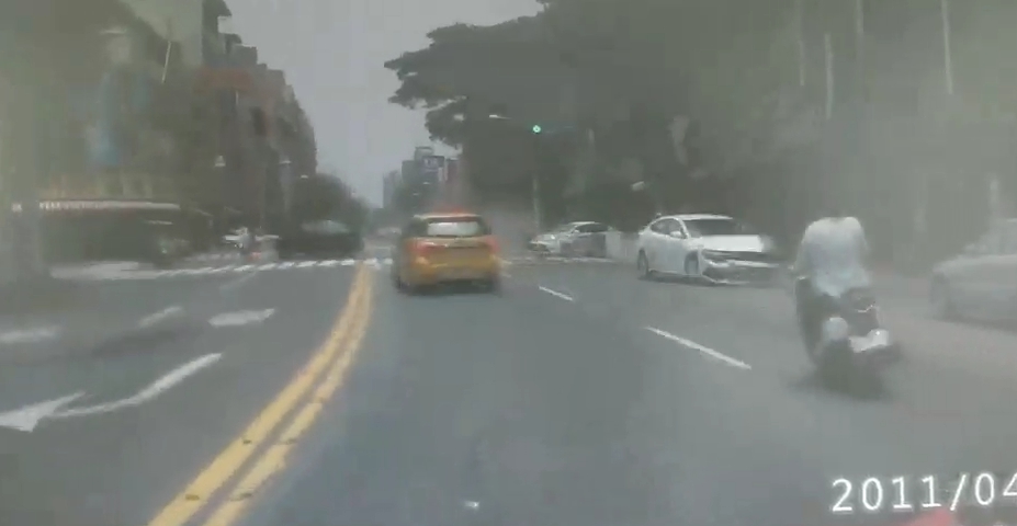 對向民眾行車紀錄器拍下白車逆撞的驚險瞬間。（警方提供）