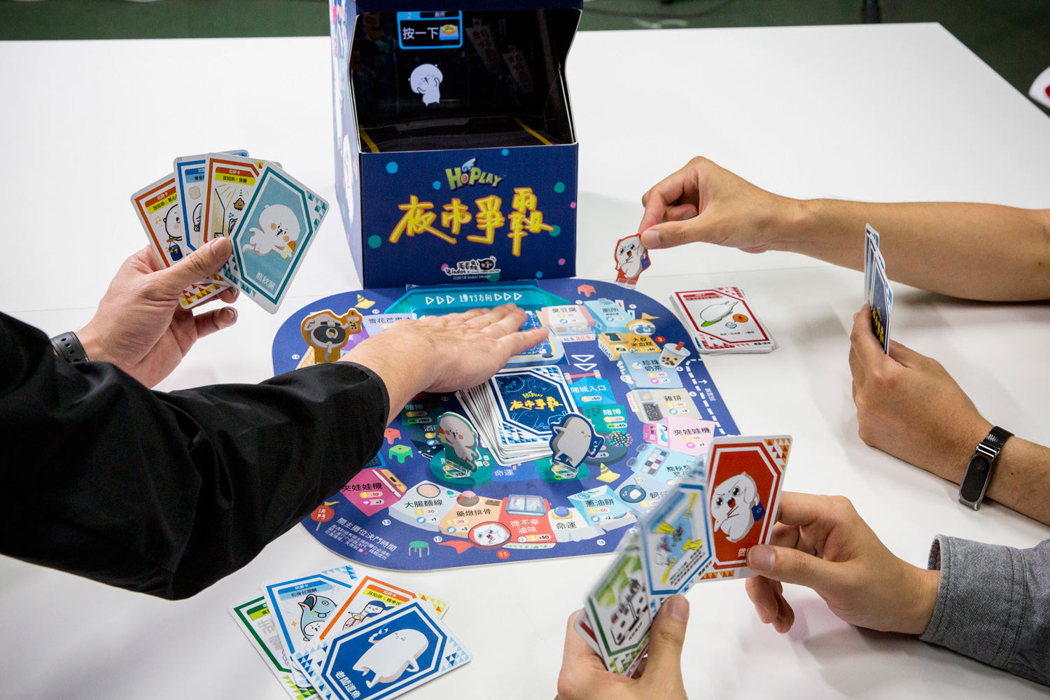 《夜市爭霸》要搭配行動裝置遊玩，角色會在投影盒中立體浮現，有動畫，也會有語音提示大部分的遊戲流程，新玩家也能輕鬆上手。