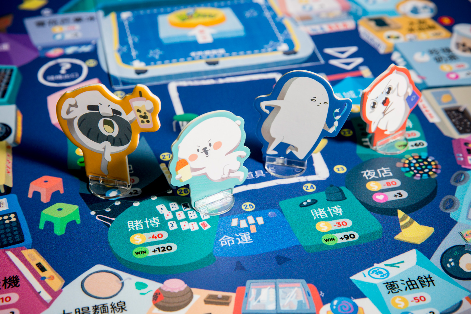 《夜市爭霸》桌遊除了用科技來輔助遊戲，這次還特別請到四位插畫角色參與。由左到右為米粒大叔、熊秋葵、老闆這魚以及微疼。