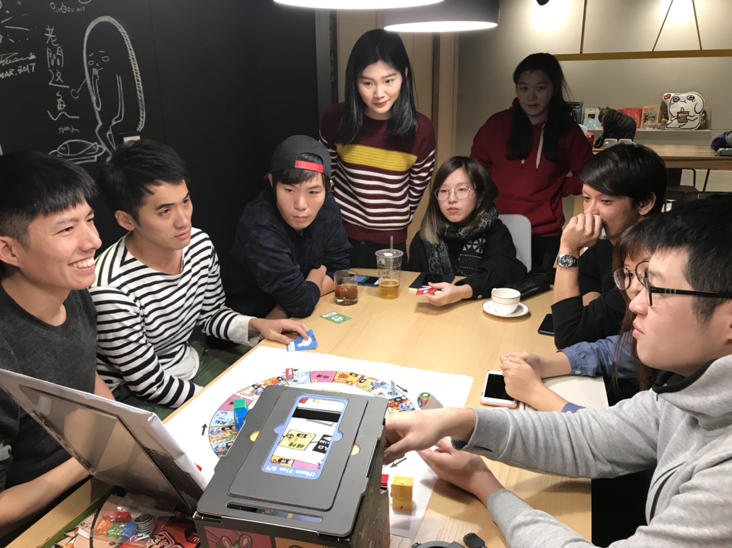 插畫家也參與了這次《夜市爭霸》的桌遊設計，提供不少改進意見，也進一步把角色性格融入遊戲玩法當中。（HoPLAY提供）