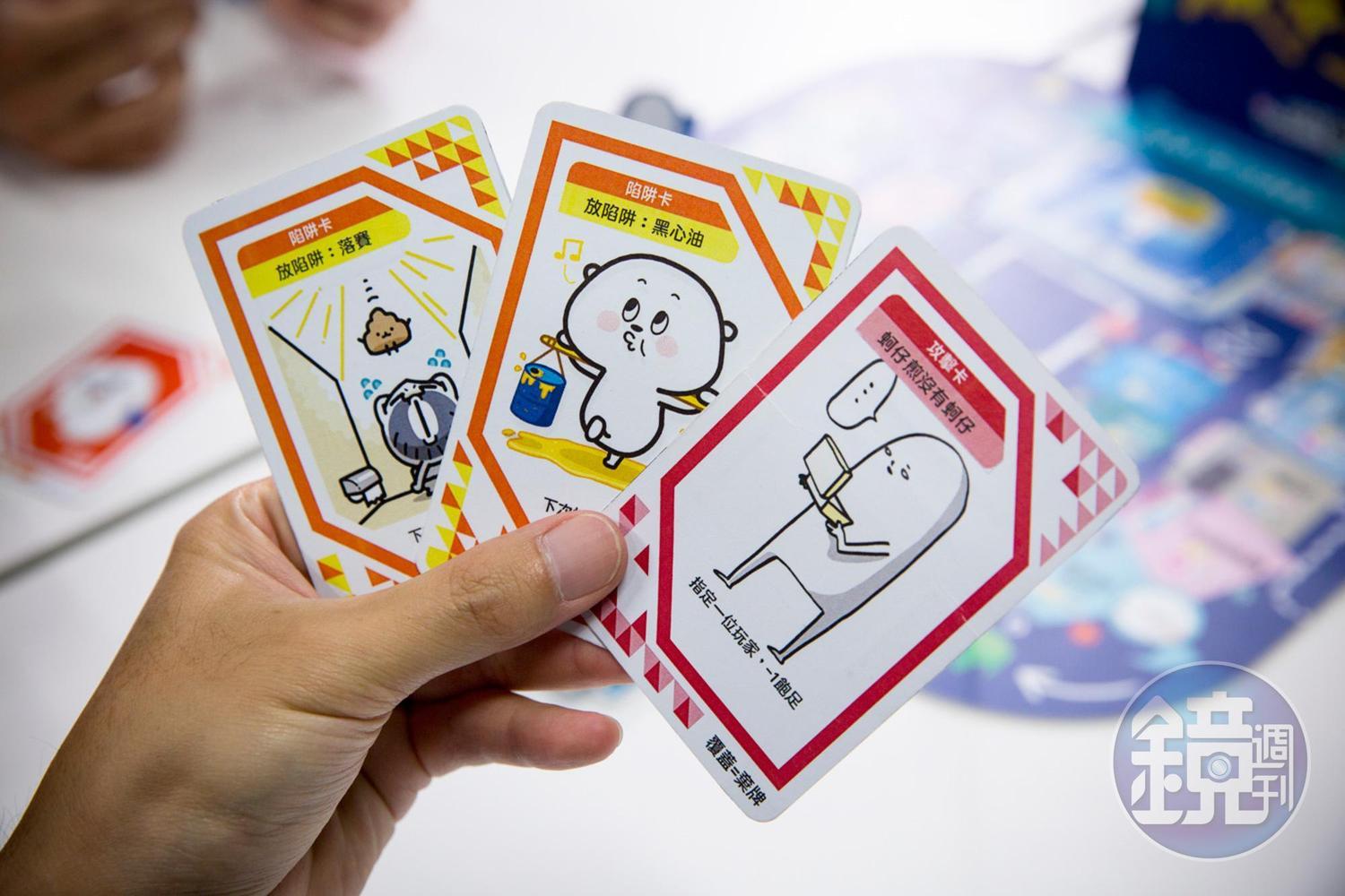 經過與插畫家的討論後，遊戲設計了許多白爛惡搞的卡牌，玩起來也更有樂趣。