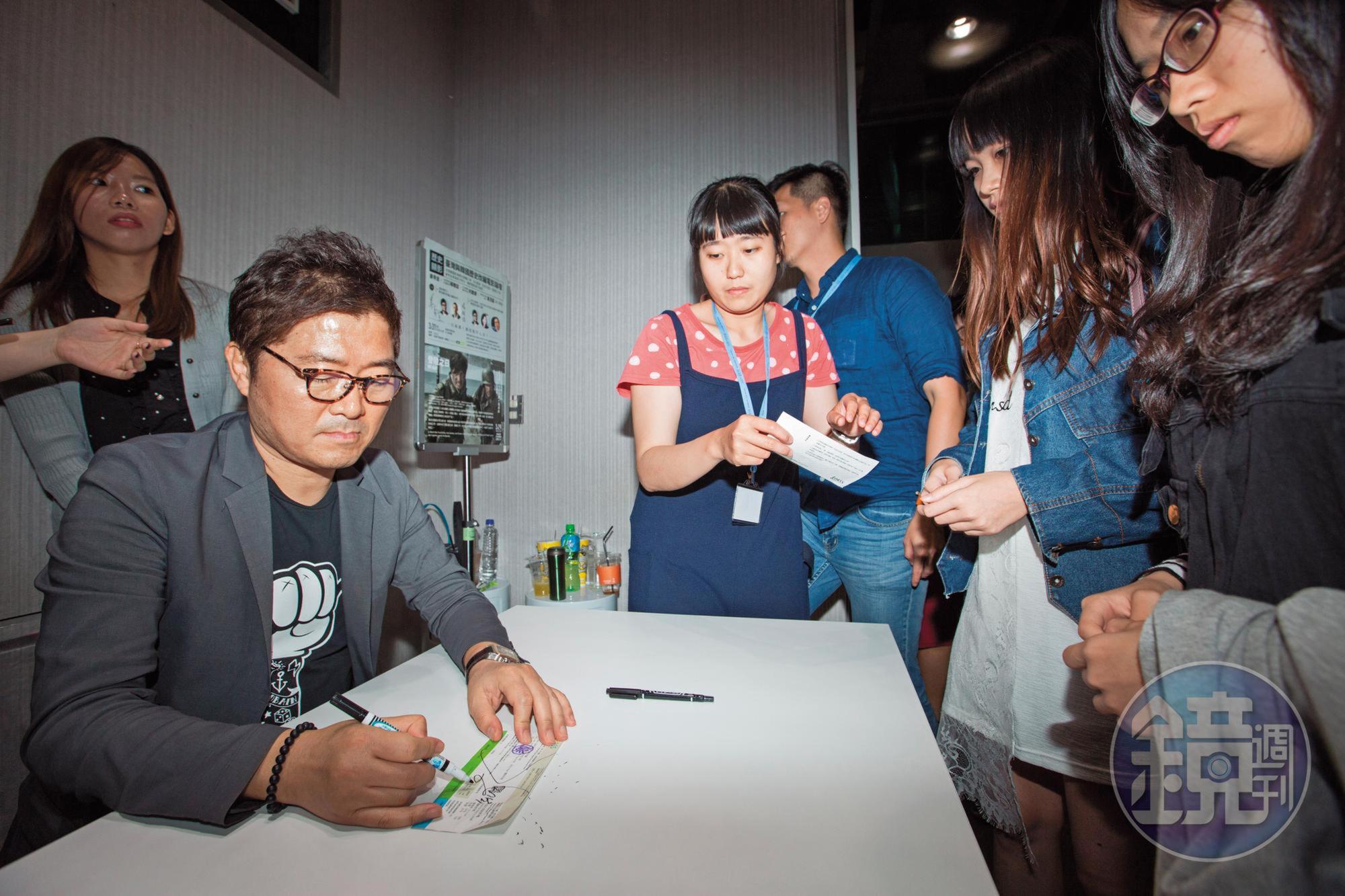 姜帝圭3月底應高雄電影館邀請舉辦座談會,活動結束後為熱情的粉絲簽名留念。