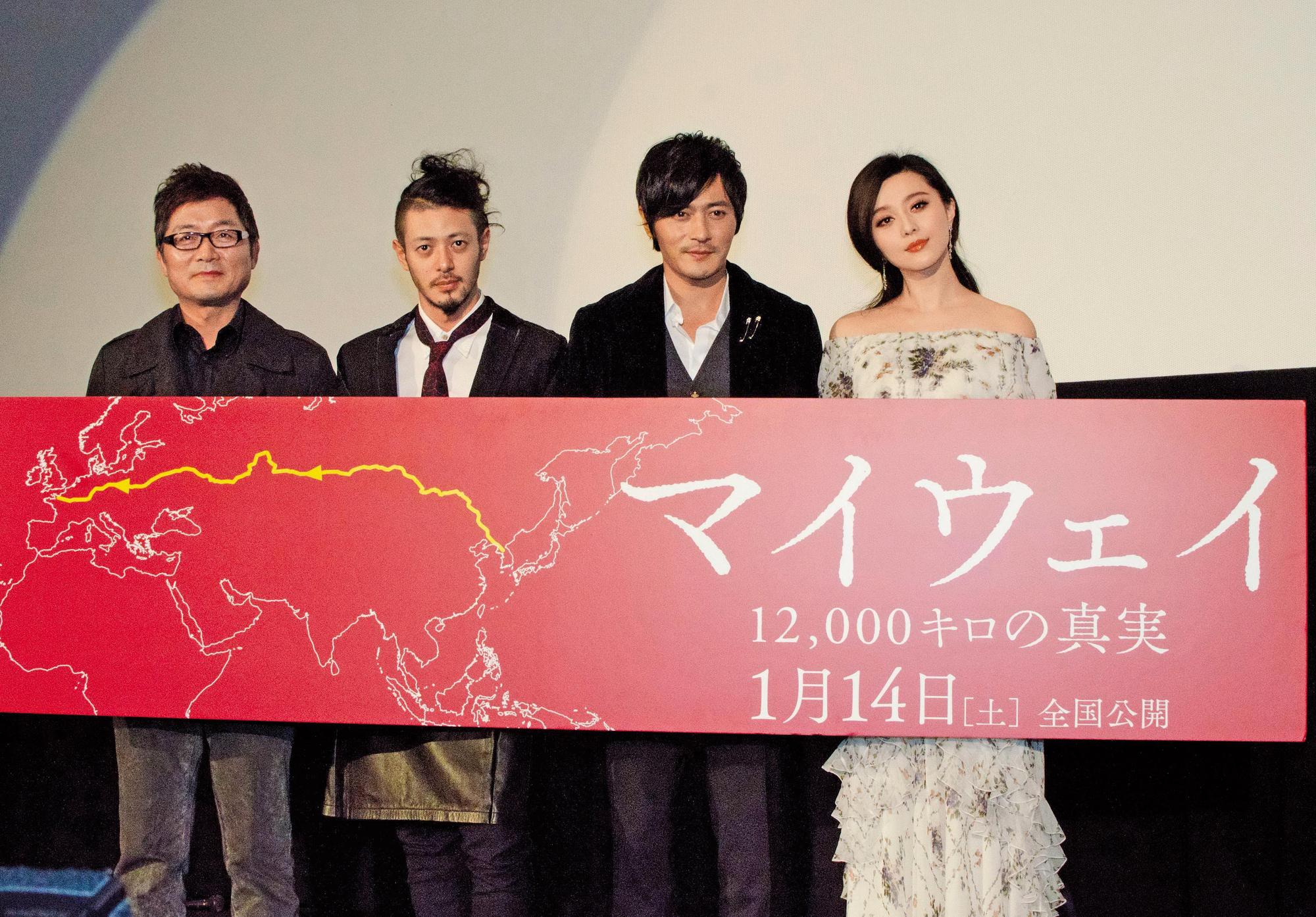 以二次世界大戰為題材的《登陸之日》,在日本上映後,卻引發民眾質疑歷史考據失真,導致票房失利。左起姜帝圭、小田切讓、張東健、范冰冰。(東方IC)